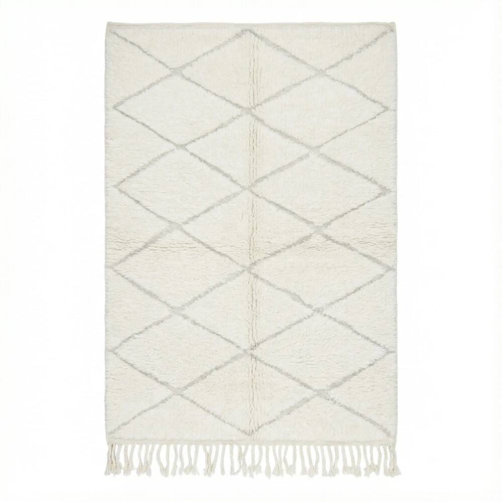 White Berber rug with diamond pattern