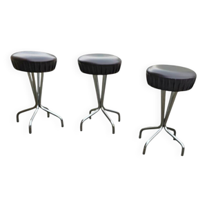 3 tabourets noirs et
