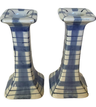 Paire de bougeoirs motifs torchons à vaisselle carreaux bleus