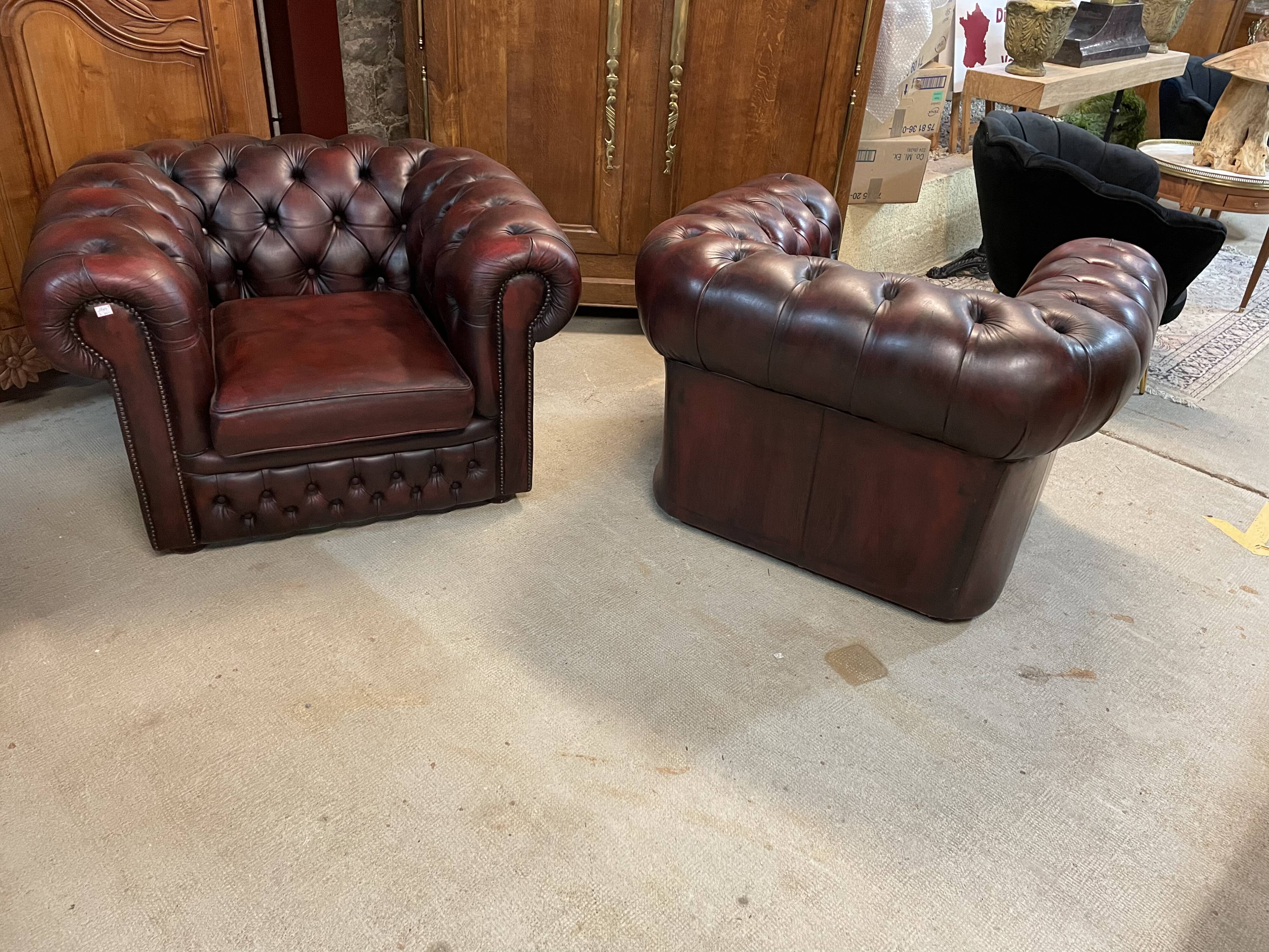Paire de fauteuils chesterfield cuir