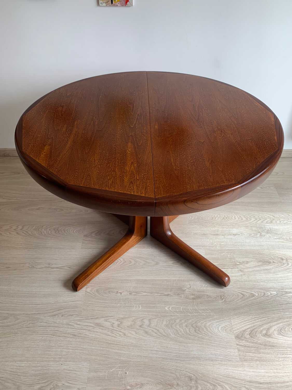 Vintage round table edited by Baumann