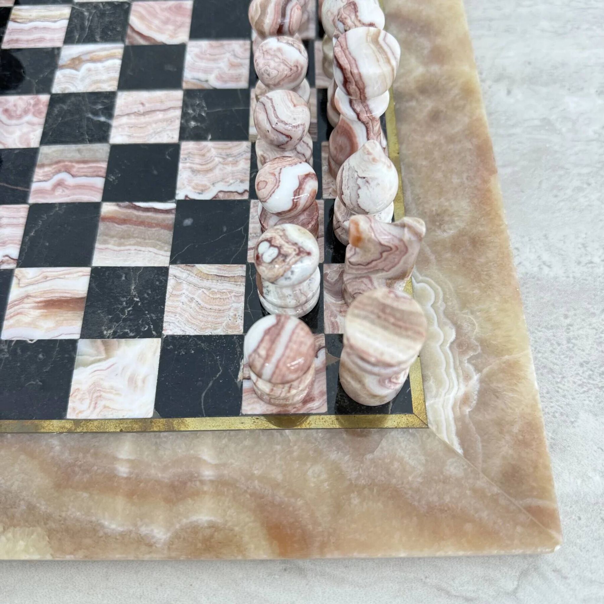 Échiquier en marbre rose et noir vintage avec des pièces en laiton, années 1970, Italie