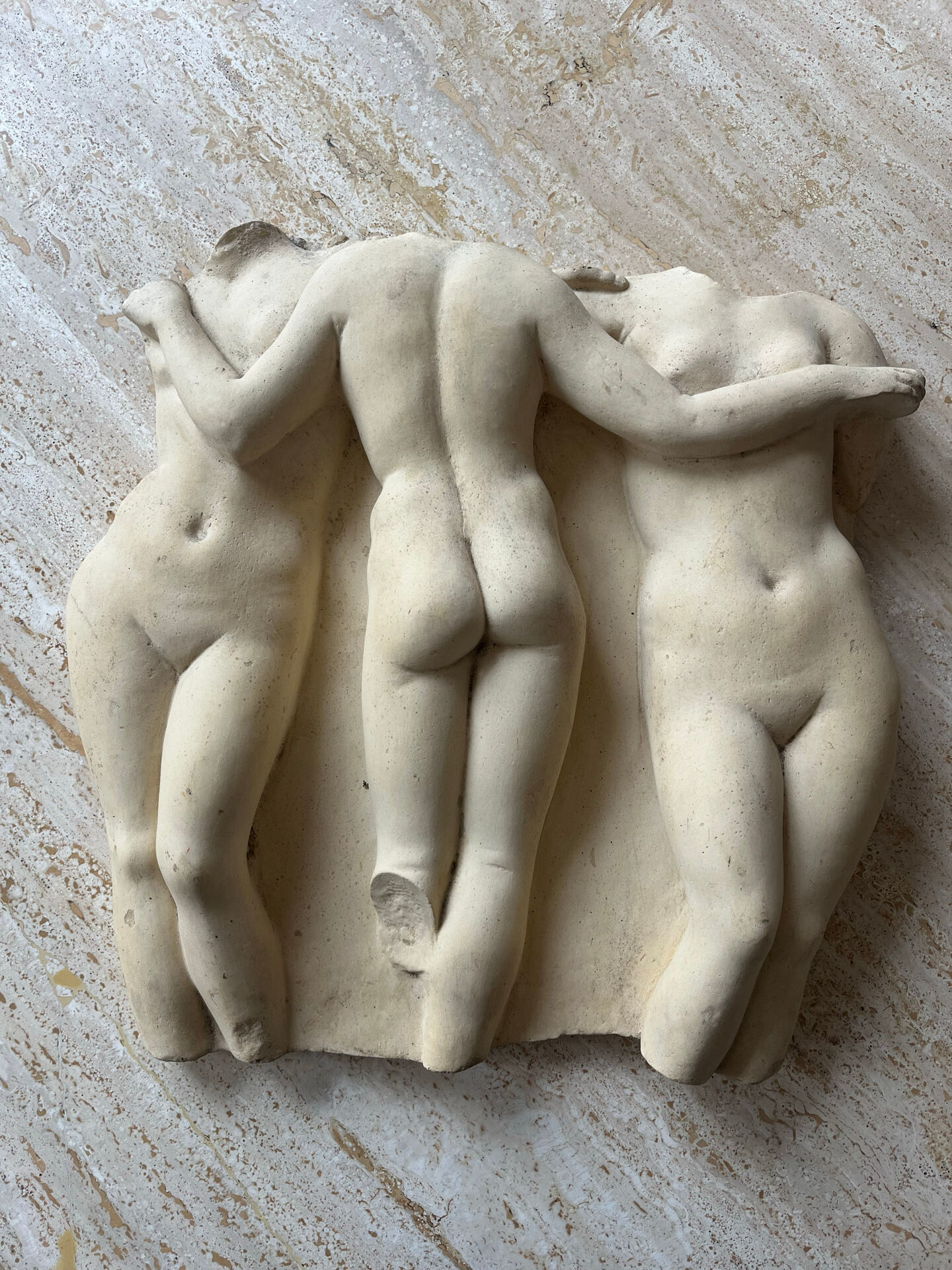 Bas-relief en plâtre patiné