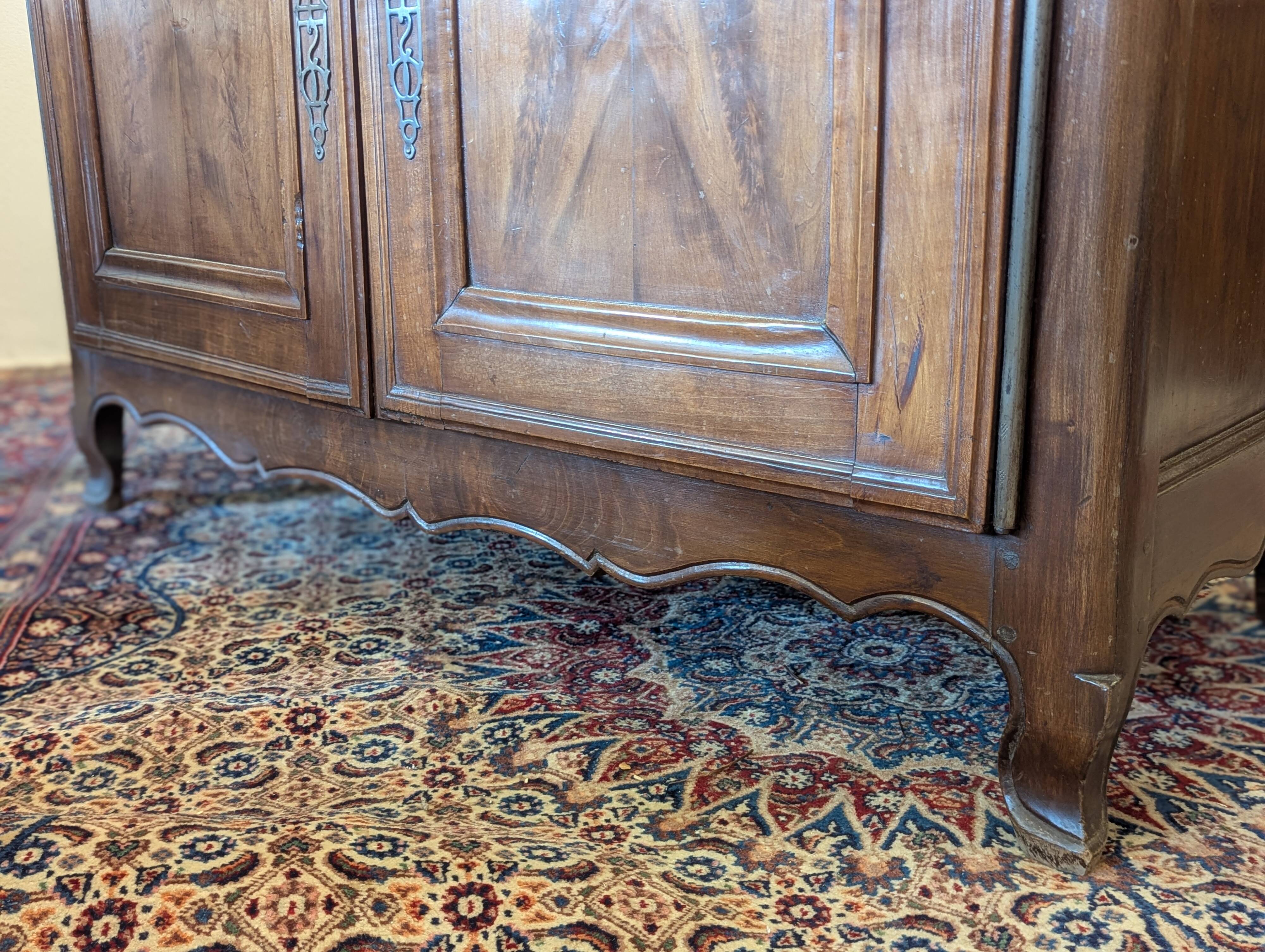 Small oak and knot buffet