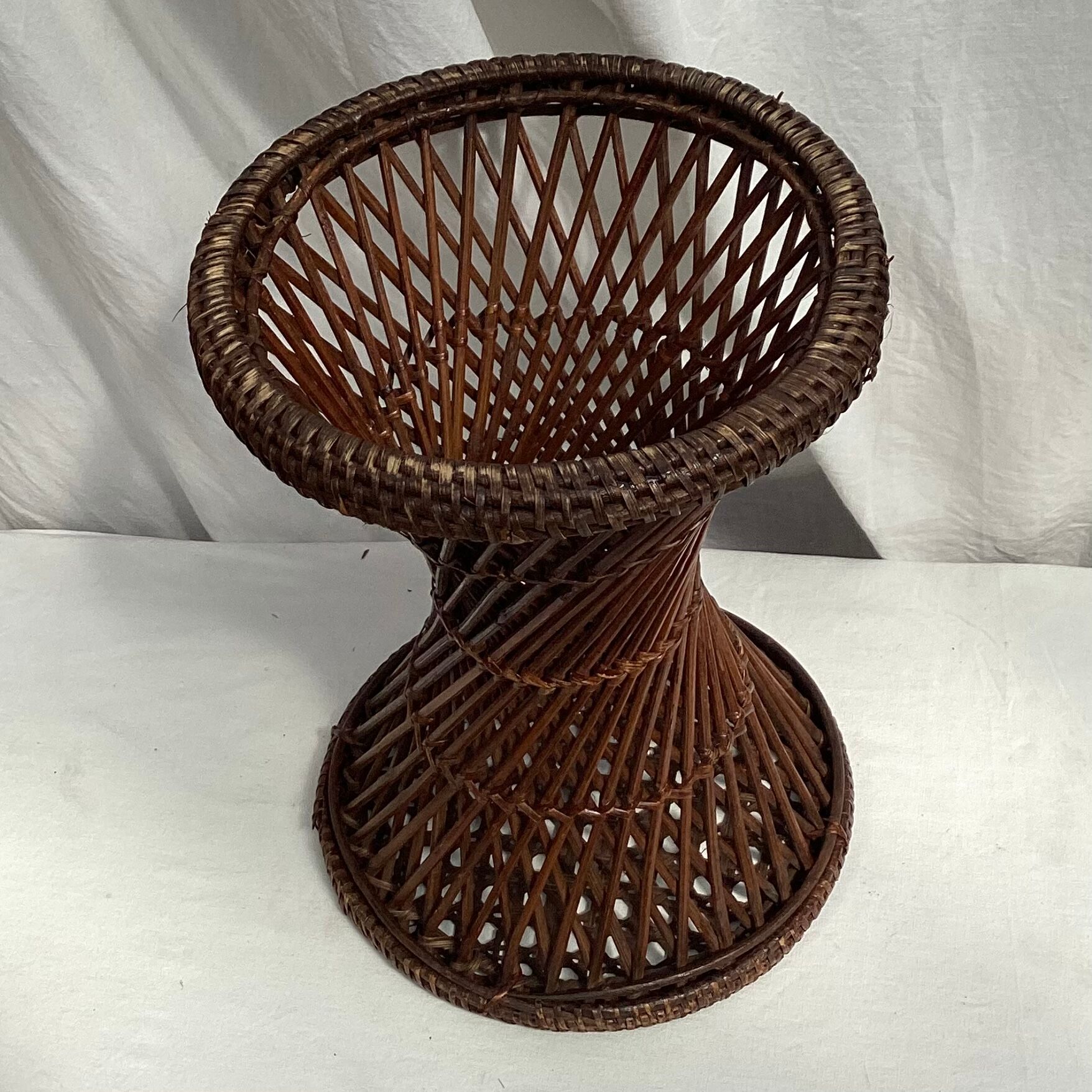 Diabolo stool in braided wicker dimension: height -44cm- D-34,5cm-