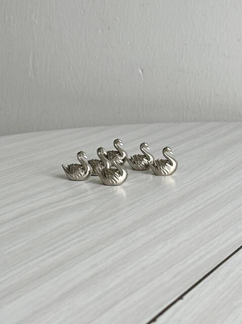 Metal swan name holders