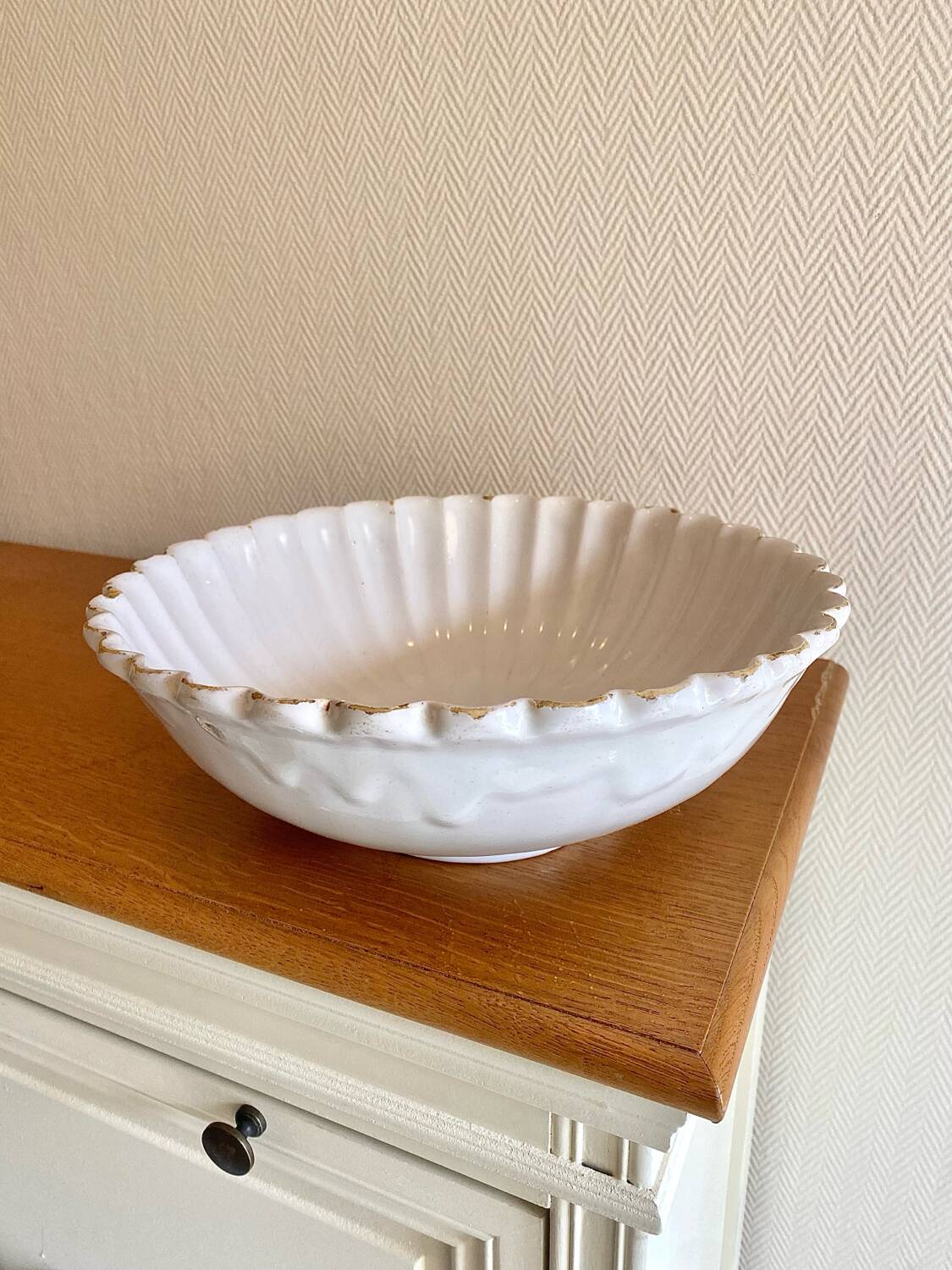 Ancien plat creux en faïence blanche godronnée XIXeme