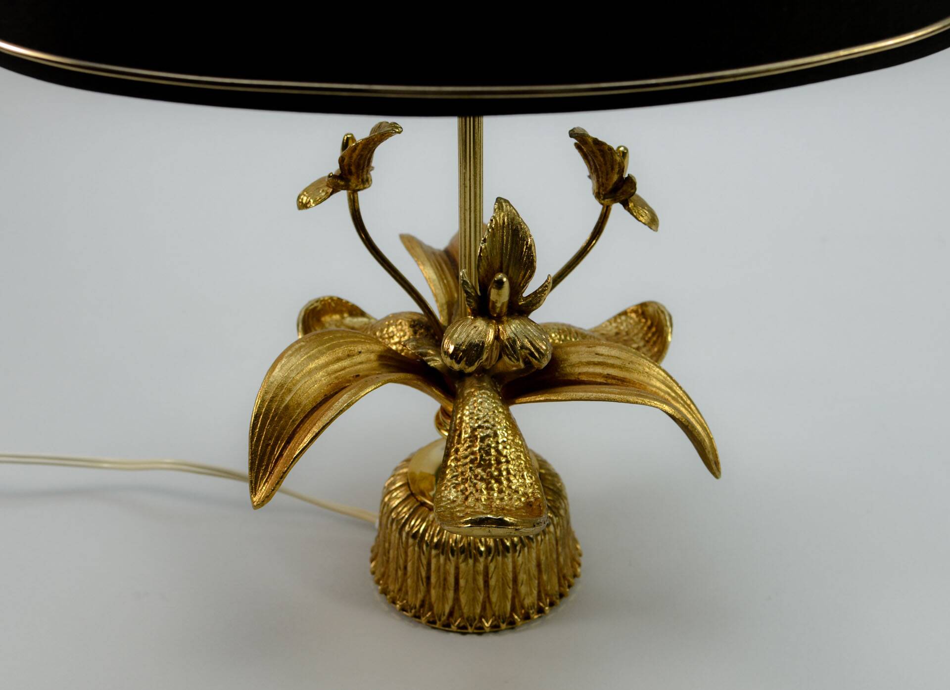 Exclusive Mid-Century Design Brass 'Fleur de Lis' Table Lamp, 1960s