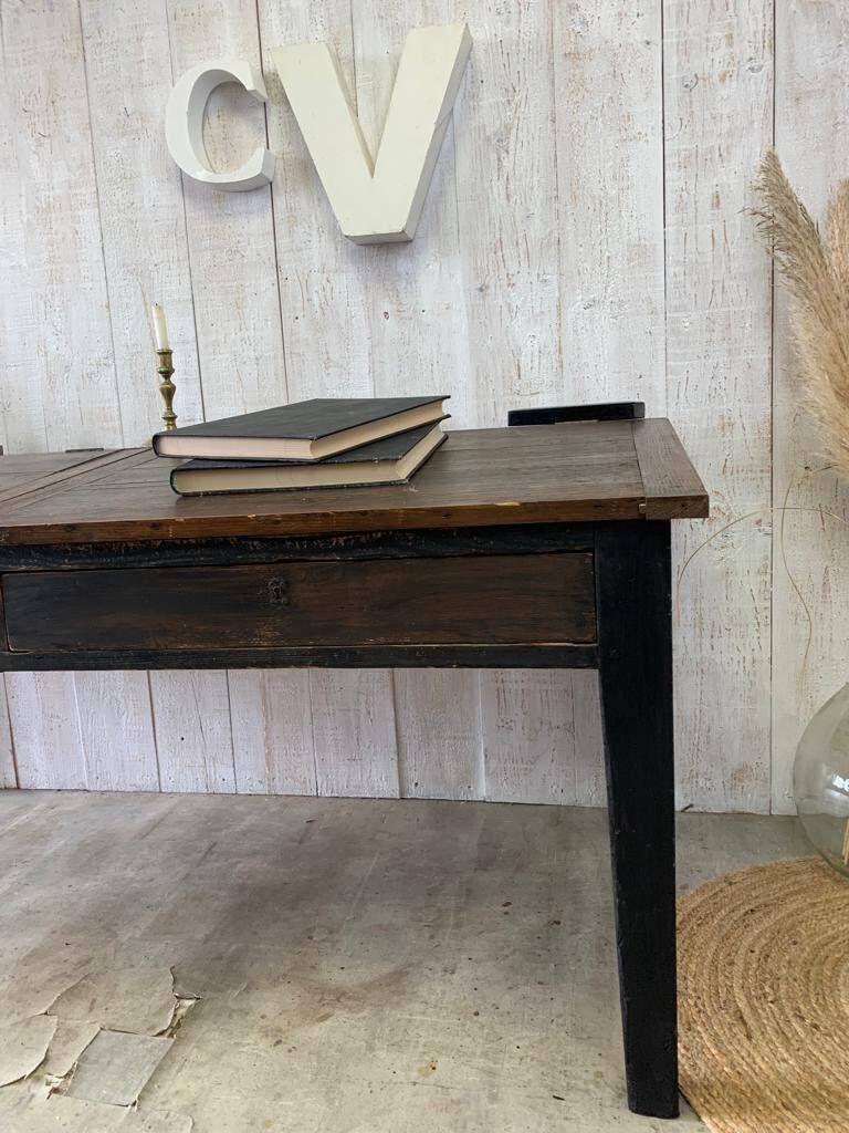 Writing desk/office desk of a notary
