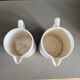 Paire de pichets en porcelaine de Digoin