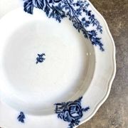 Plat rond et creux BWM & Co en terre de fer, service "Florentine"