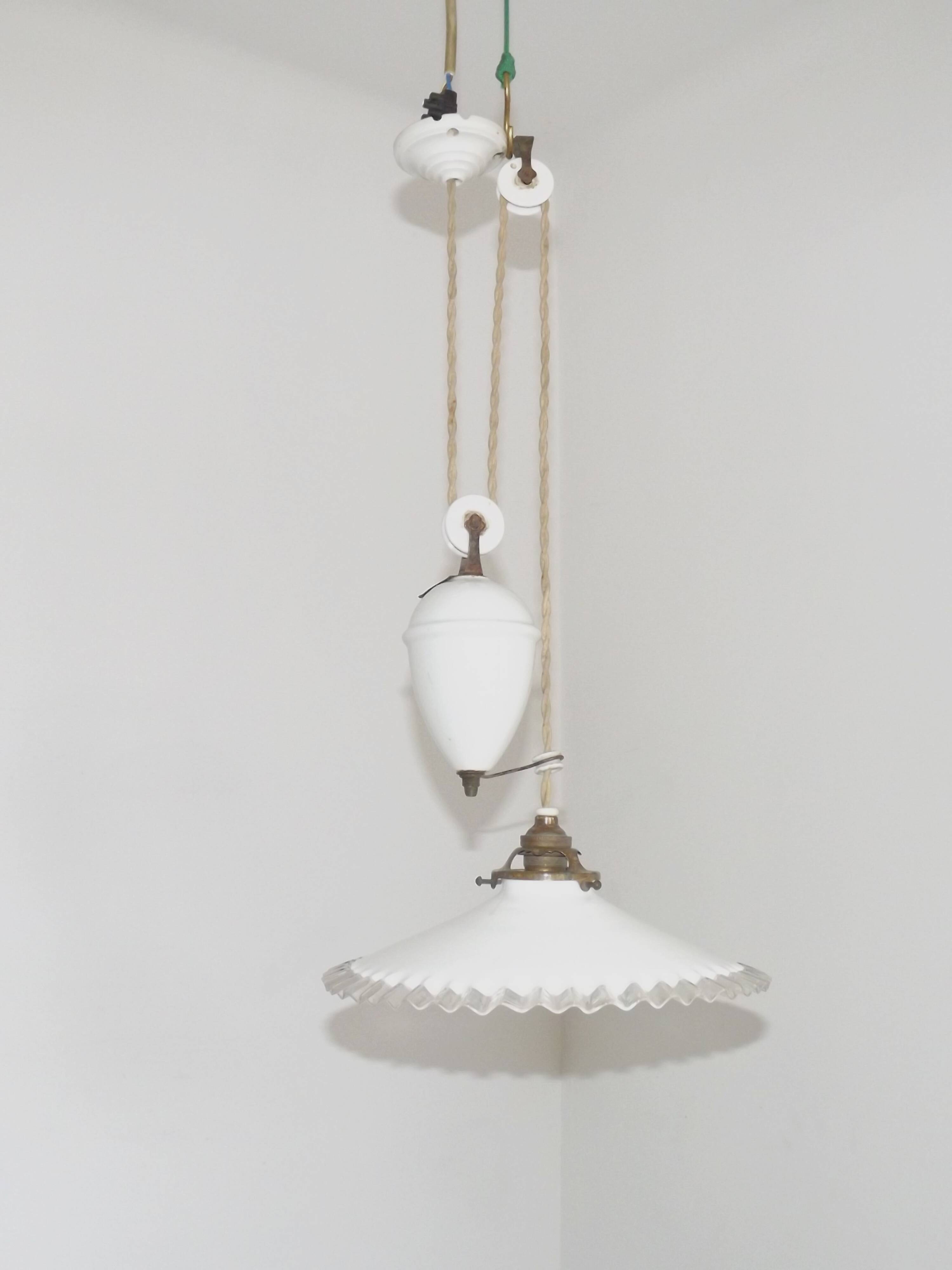 Suspension vintage français à contrepoids avec abat-jour en verre opalin