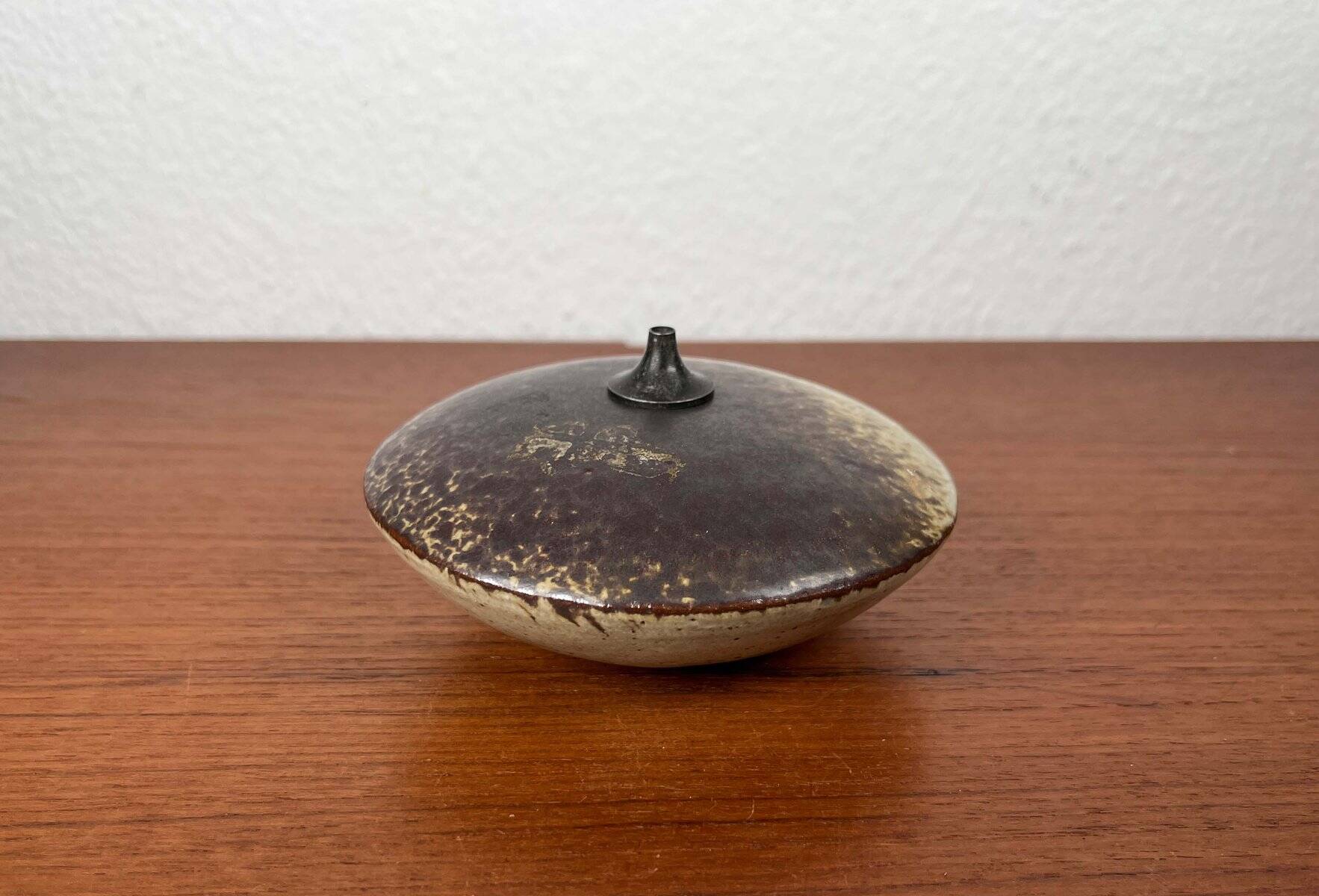 Ceramic oil lamp from the Danish mid-century studio by Aage Würtz, 1960s.