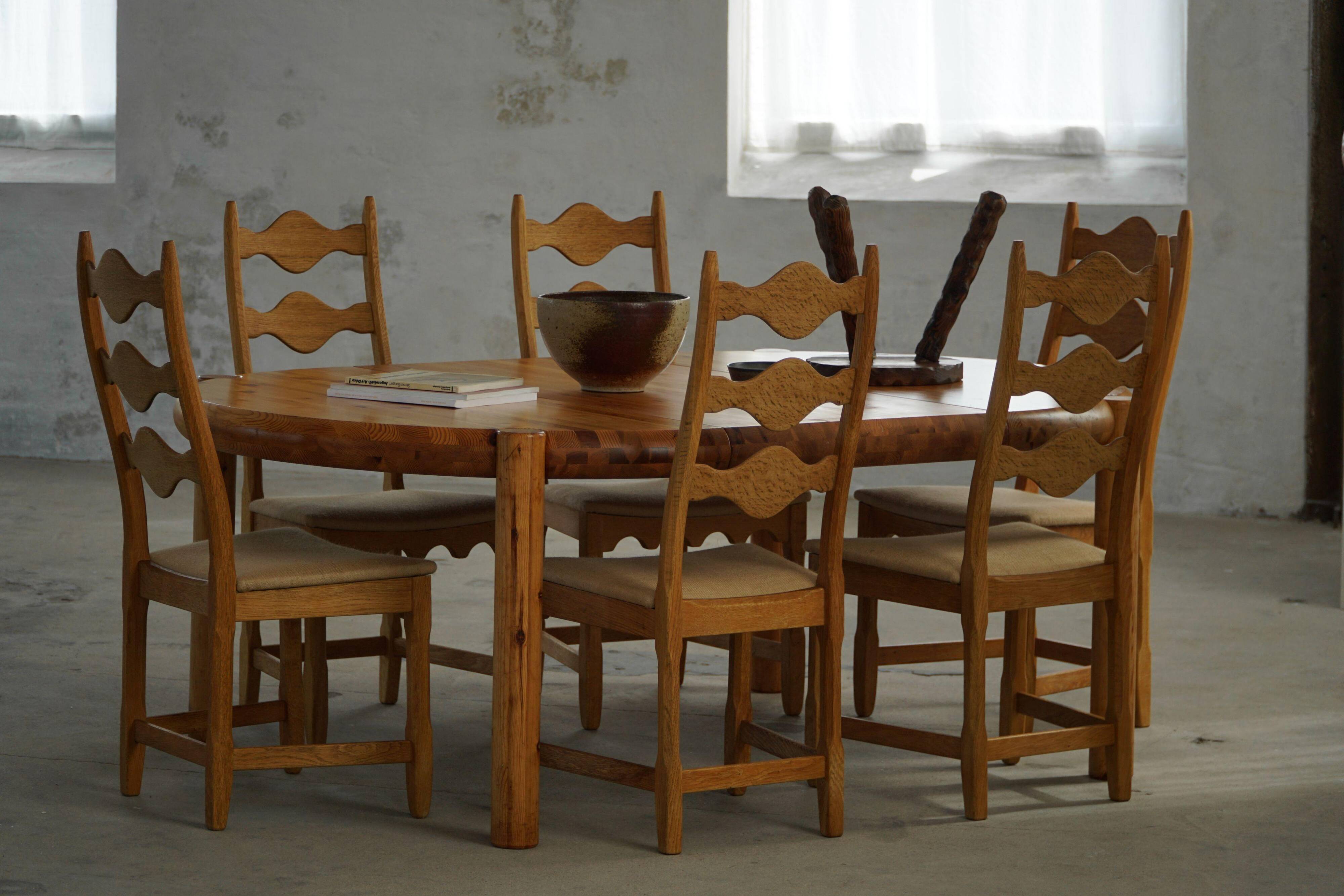 Rainer Daumiller, extendable round dining table in pine, modern Danish style, 1970s.