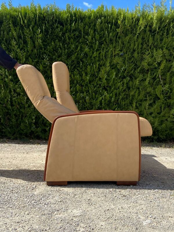 Lot fauteuil et canapé 2 places vintage en cuir beige et accoudoirs bois inclinables style stressless