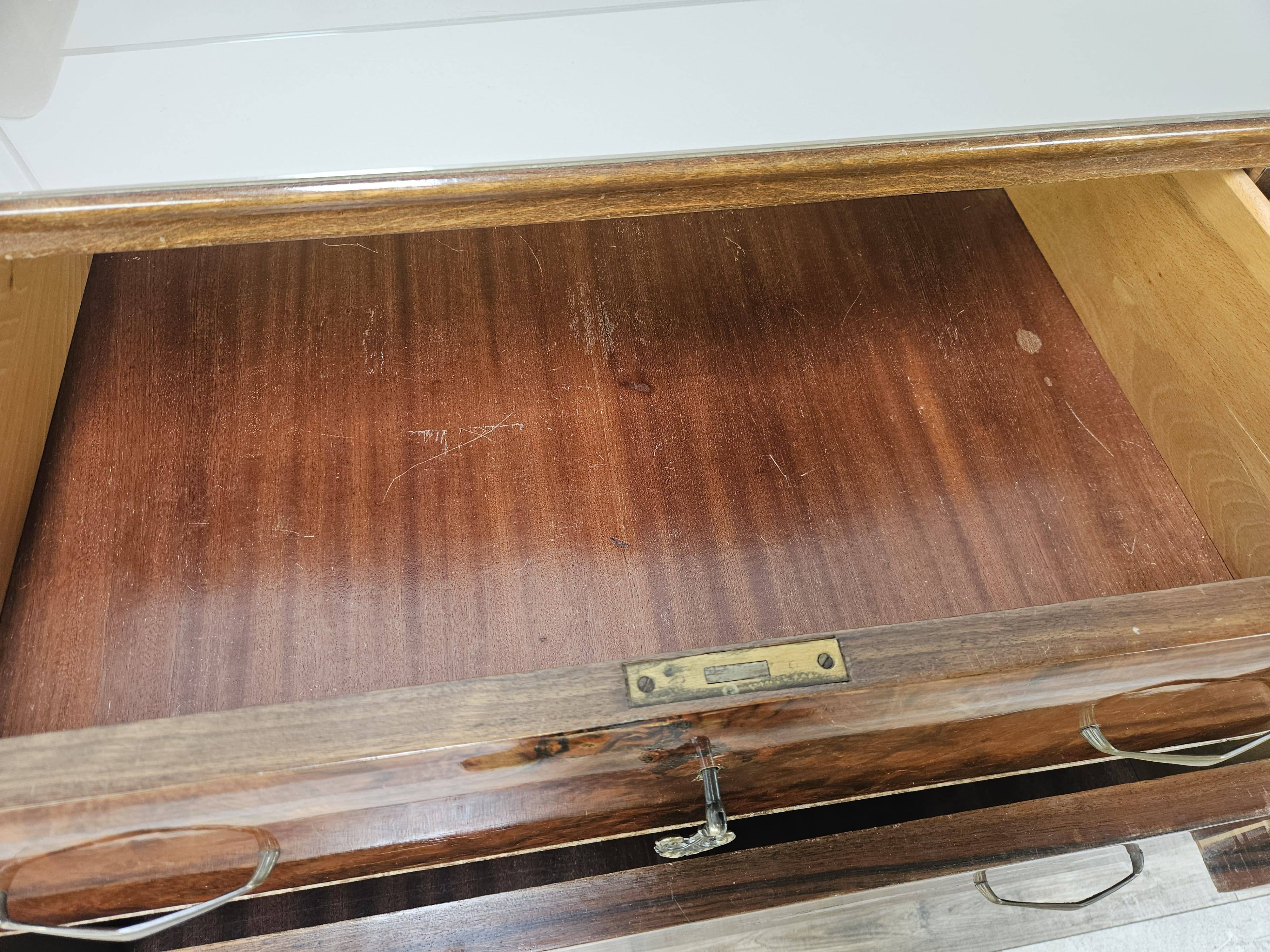 Commode en noyer avec dessus en verre double.