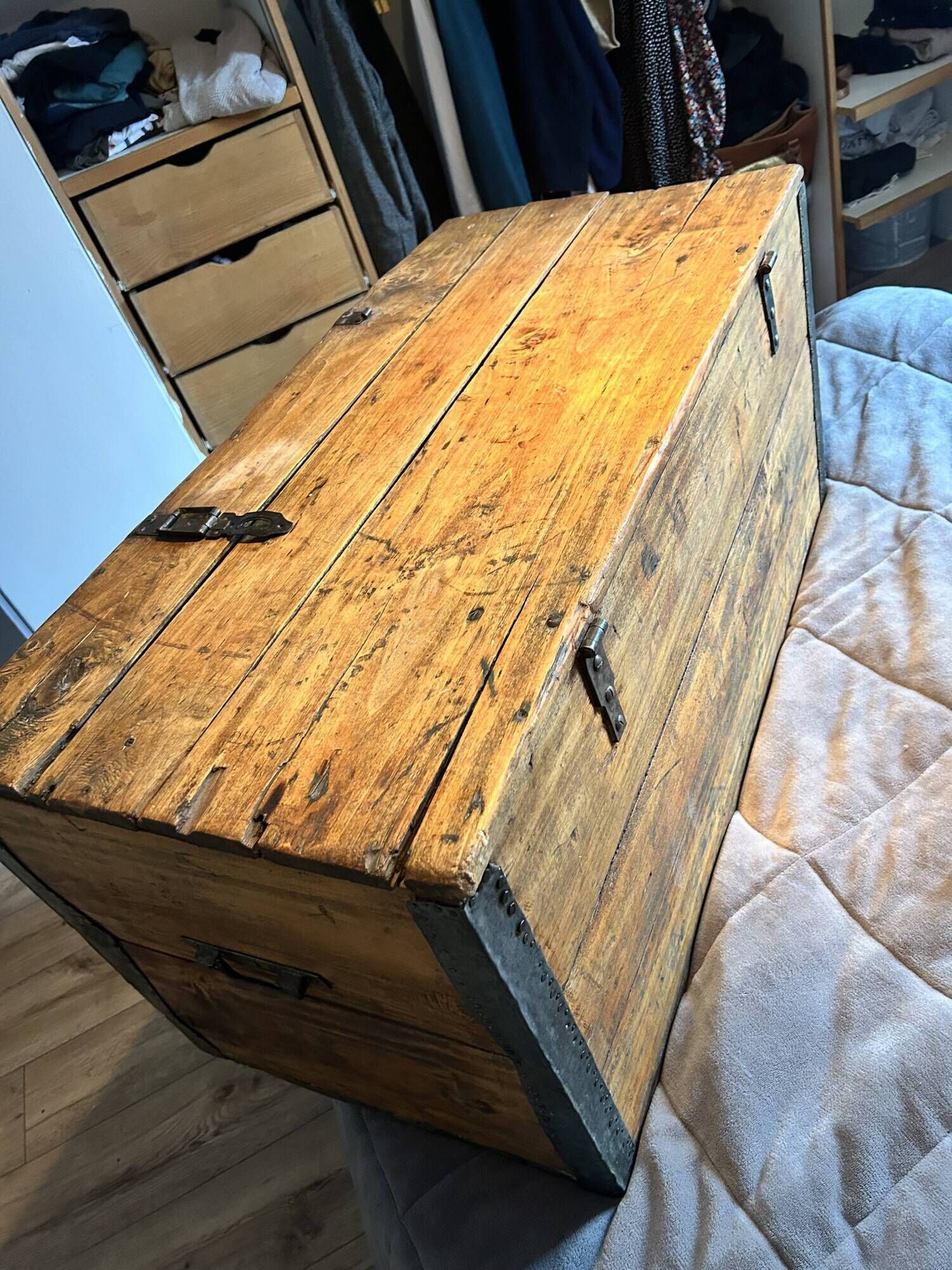 Old trunk / chest in solid wood – 100 cm – rustic / antique style