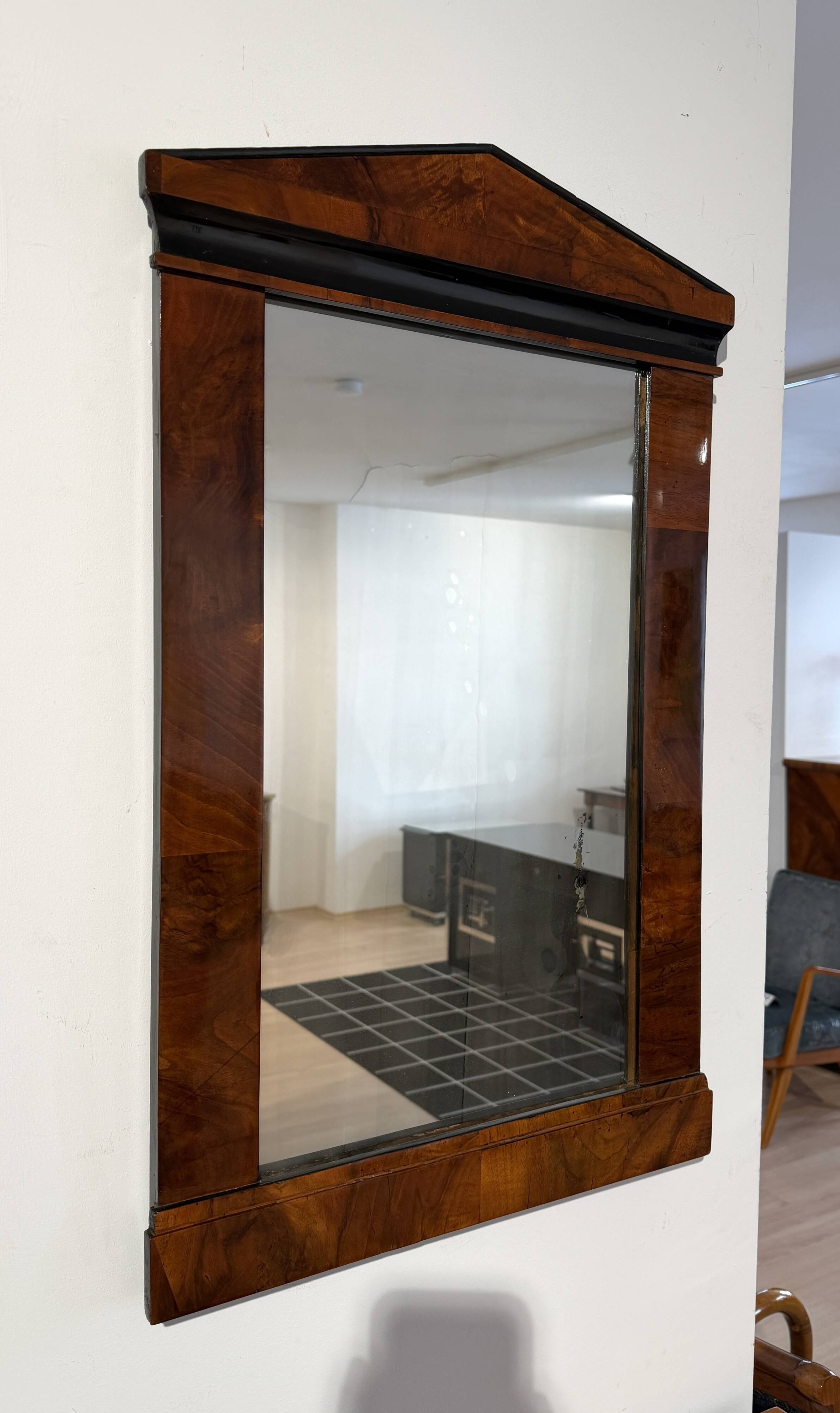 Miroir mural Biedermeier en placage de noyer, ébénisé, Autriche, vers 1820