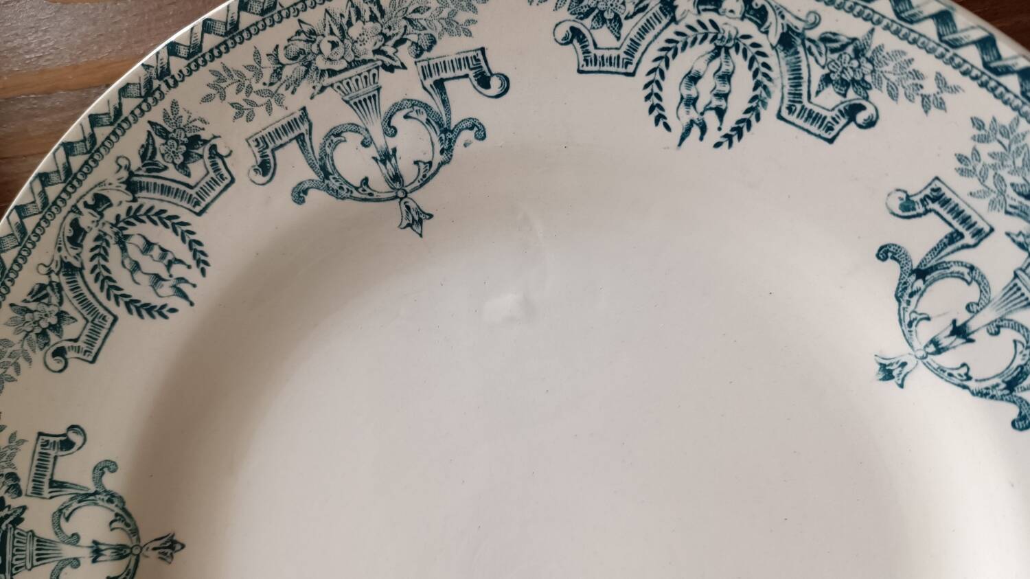 6 assiettes Saint Amand modèle Louis XVI