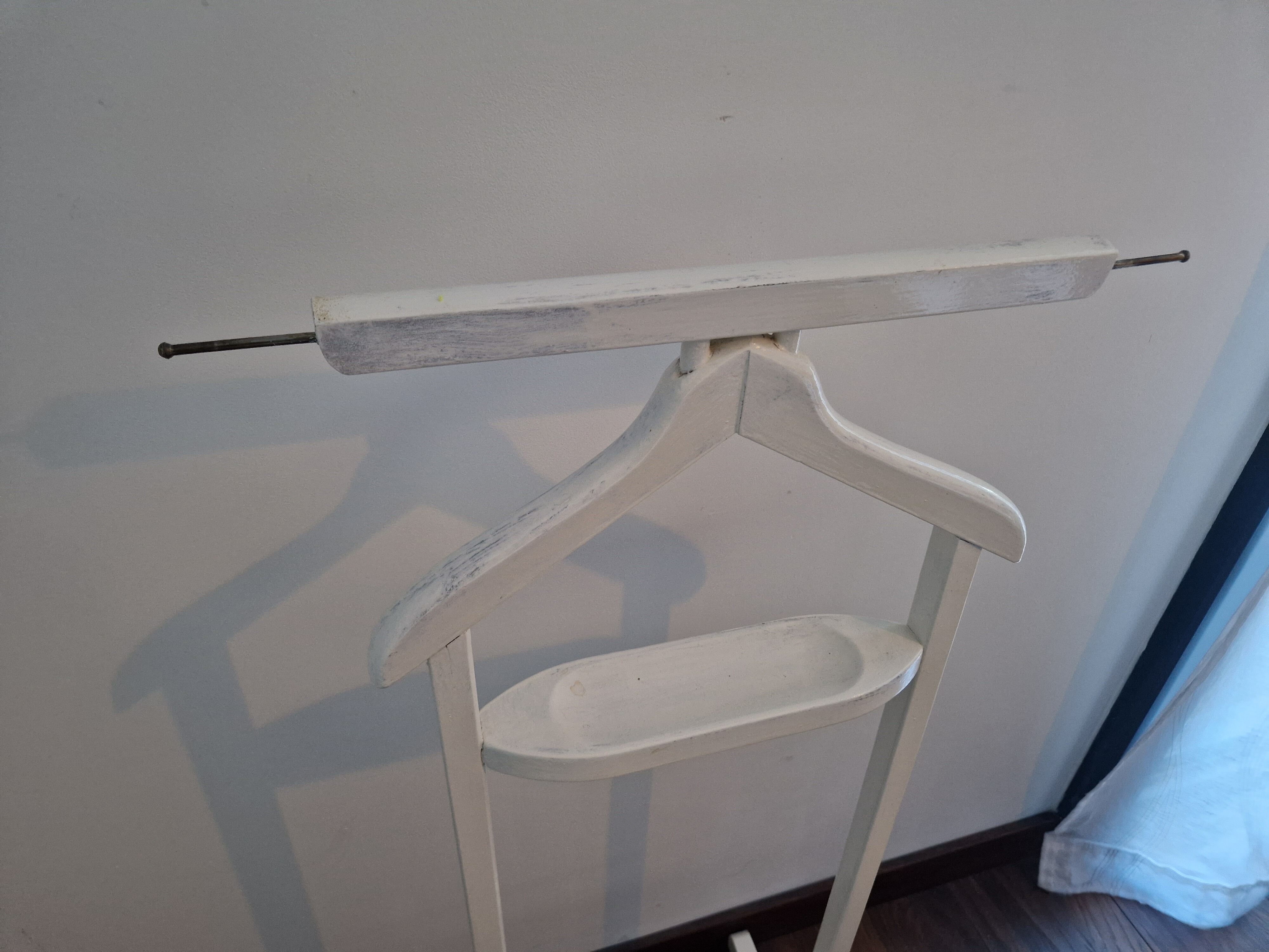Shabby chic wooden valet