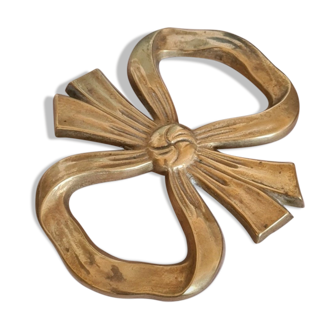 Flat brass knot underside