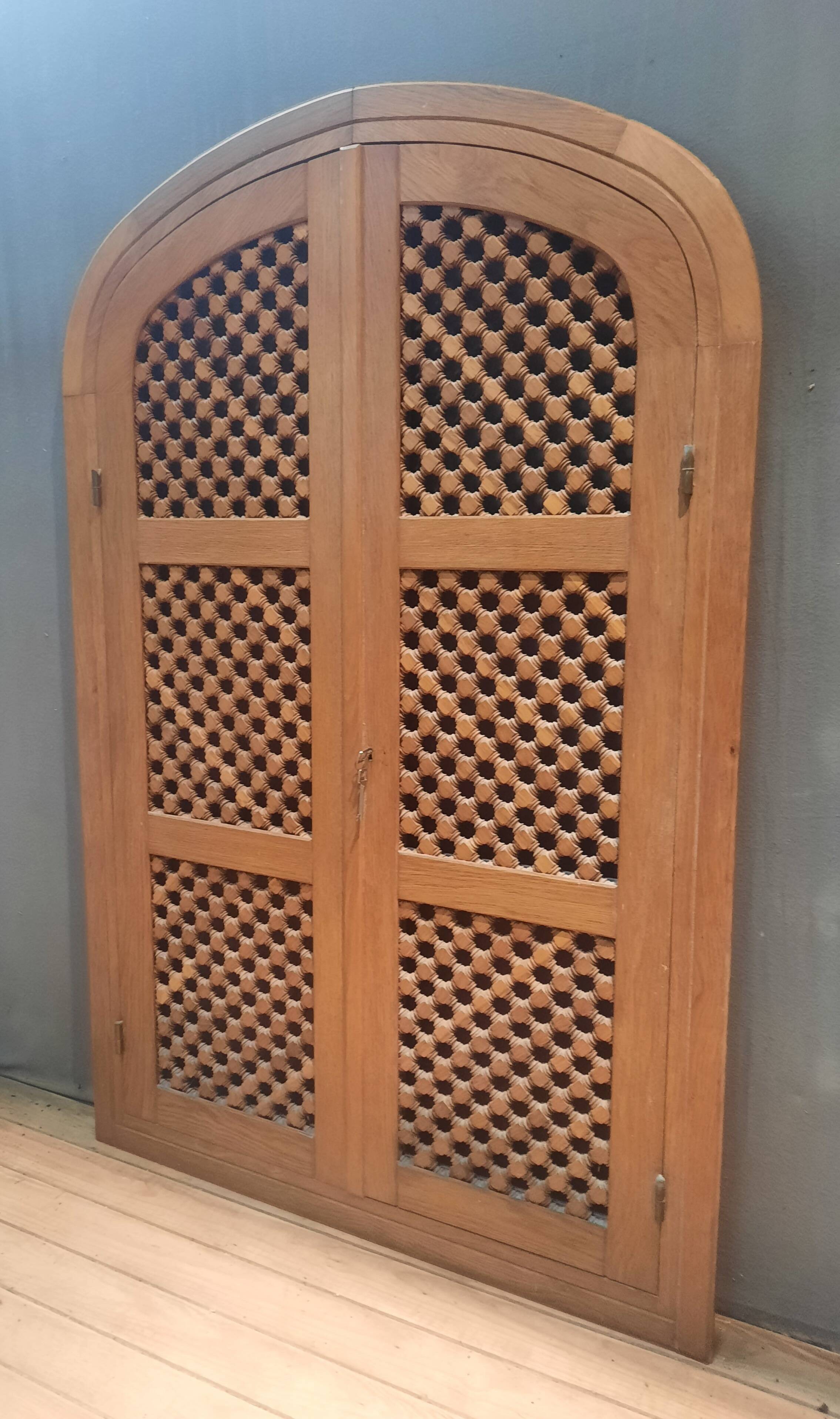 Double oriental door and its frame