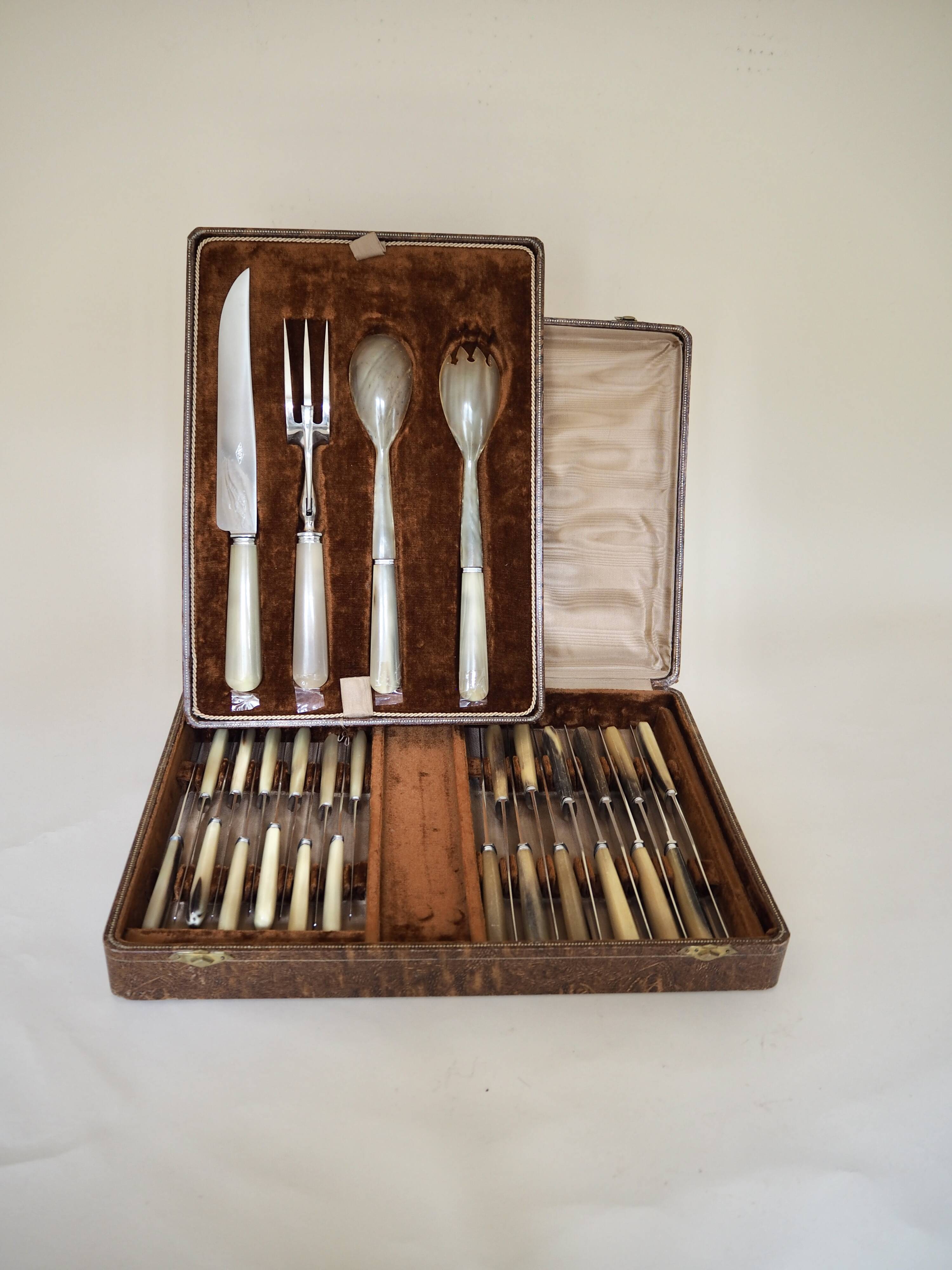 Table cutlery set in bone - 28 pieces