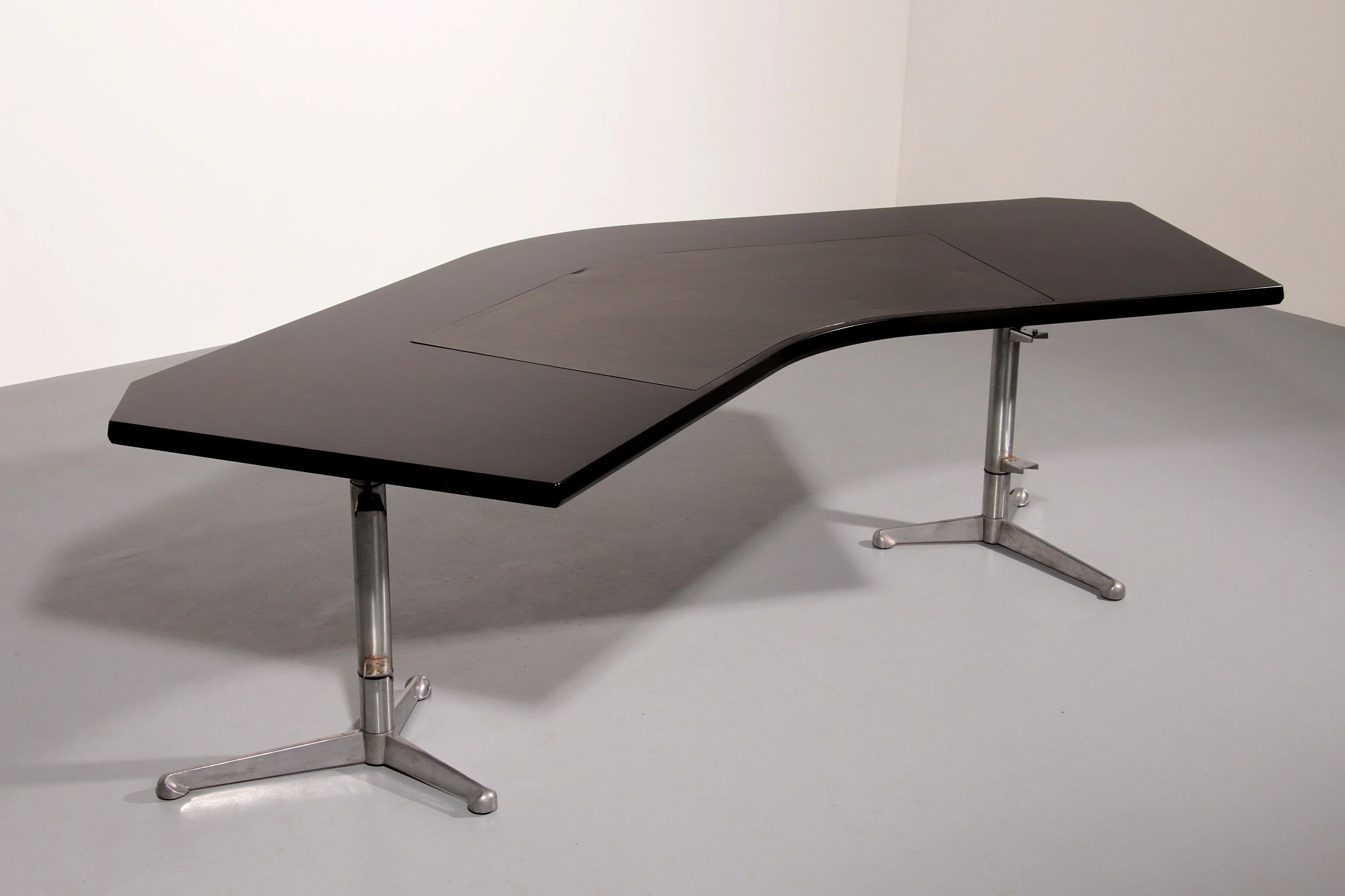 Bureau d'angle exécutif 'T96' d'Osvaldo Borsani pour Tecno en bois laqué noir