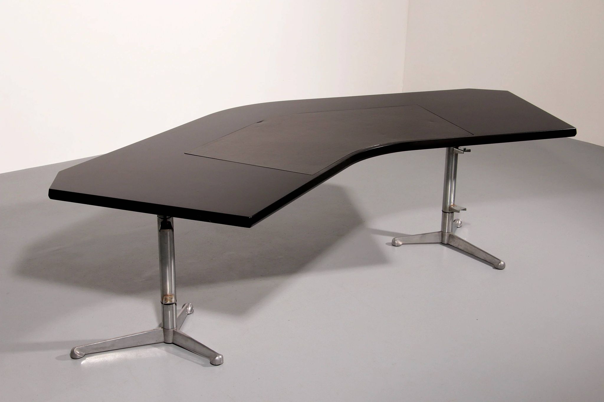 Osvaldo Borsani for Tecno ‘T96’ executive corner desk in black lacquered wood
