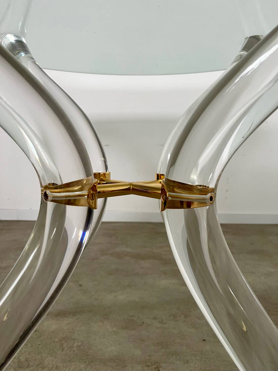 Venice model round dining table from Madelia by Paris Altuglas foot