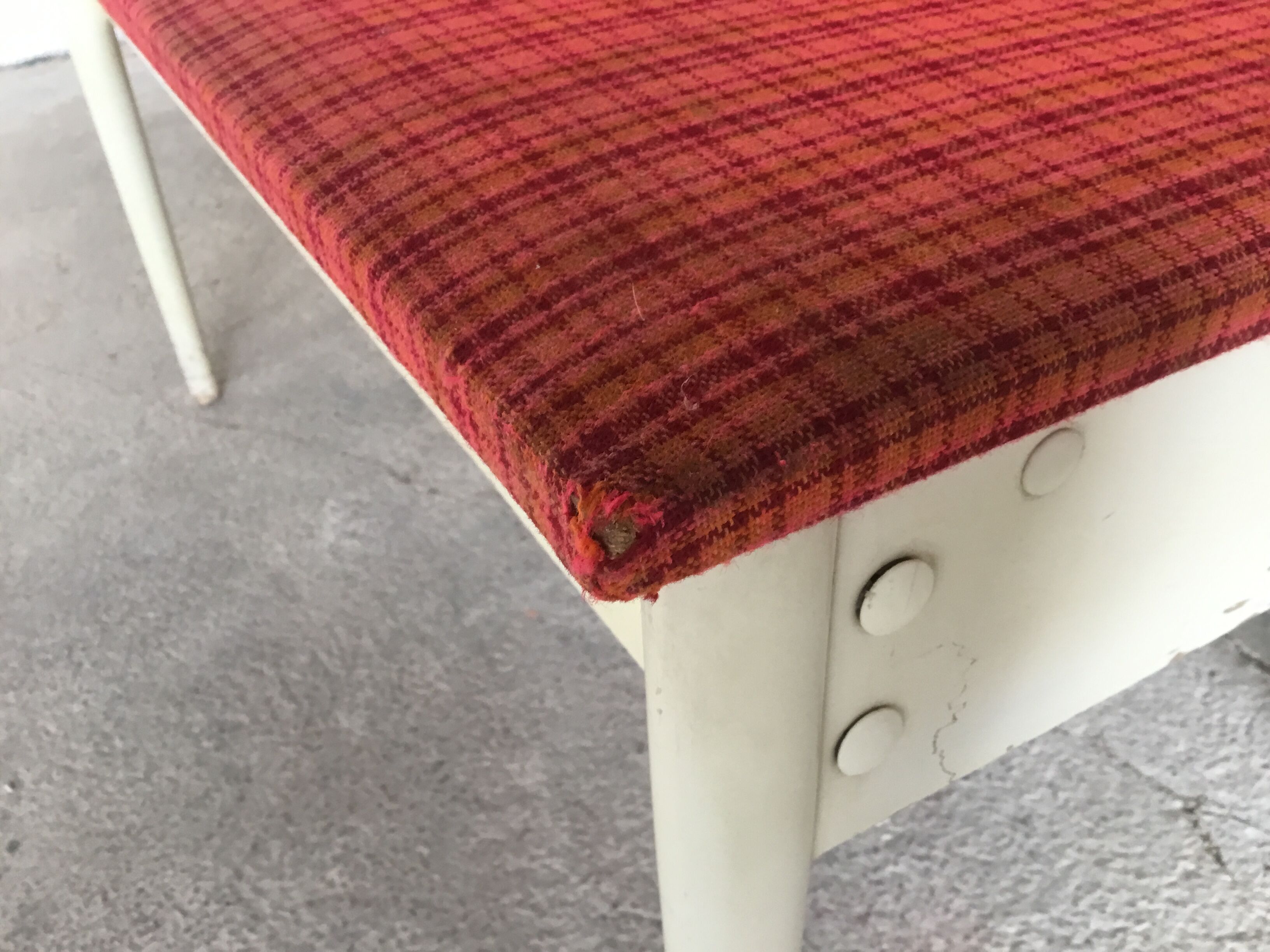 Coffre banquette vintage bois laqué blanc et tissus - 1970
