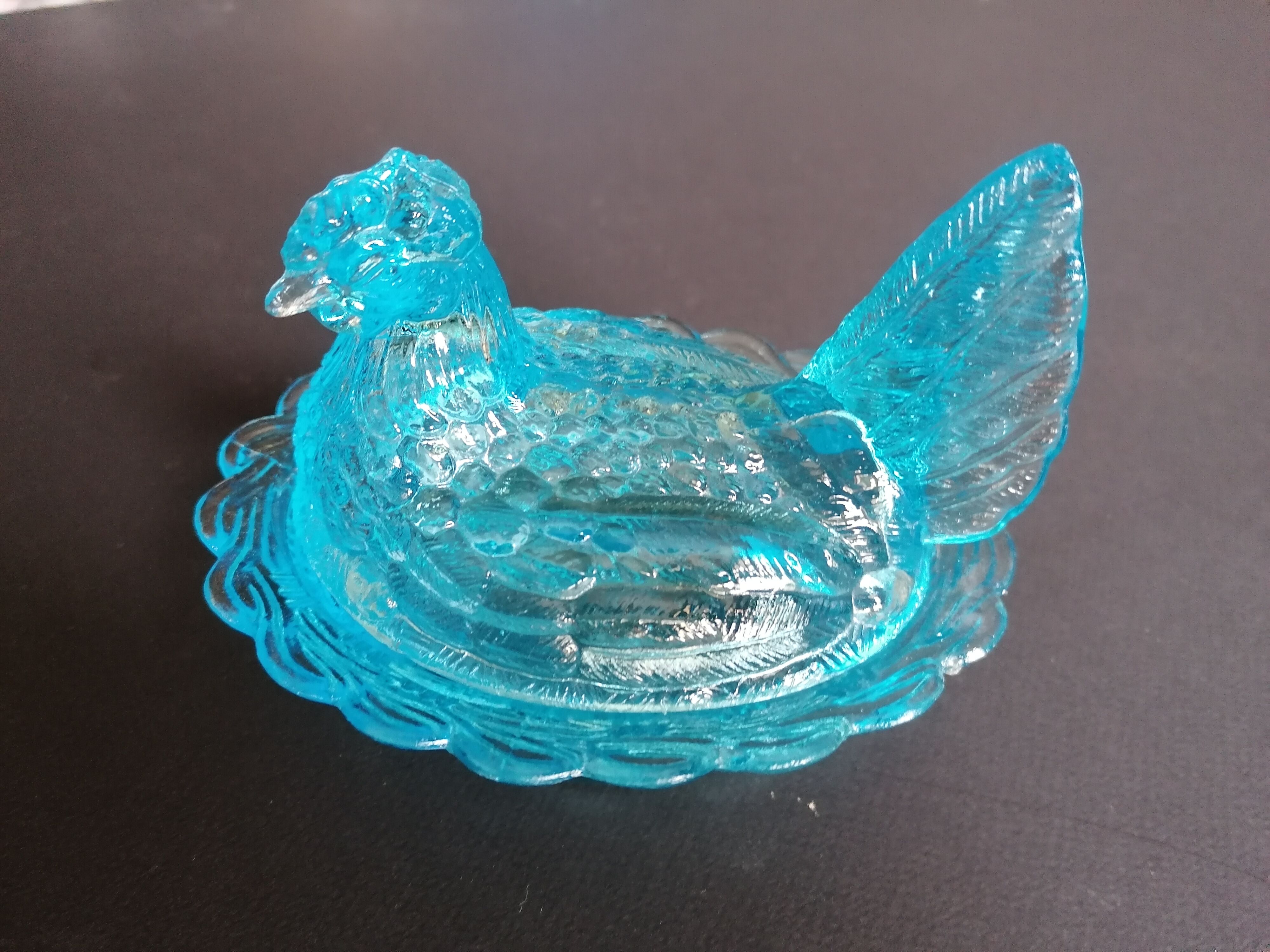 Poule en verre bleu