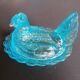 Poule en verre bleu