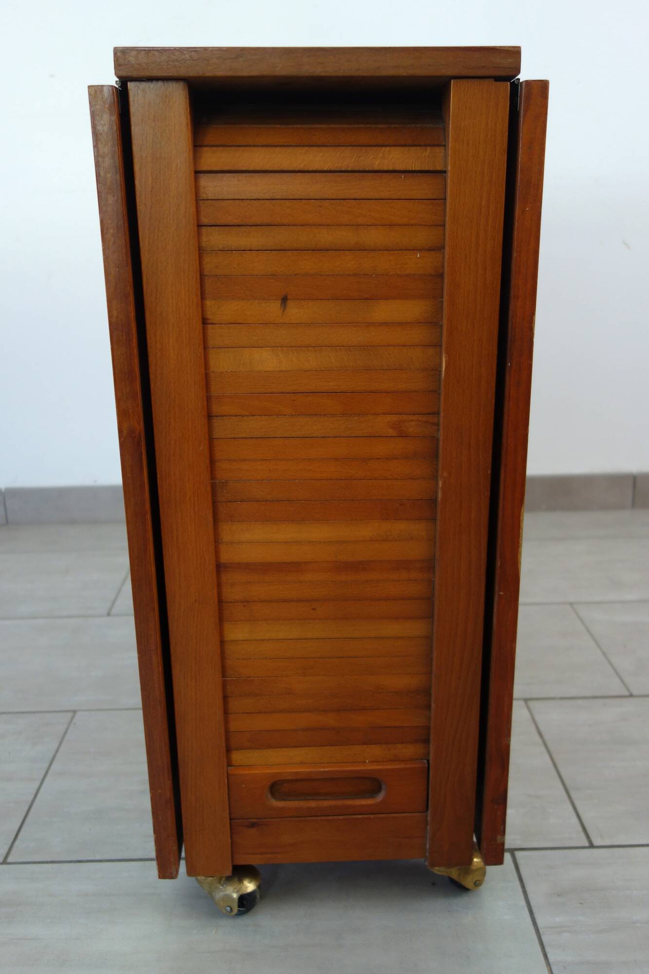 Drop-leaf table and 4 folding chairs, 1960