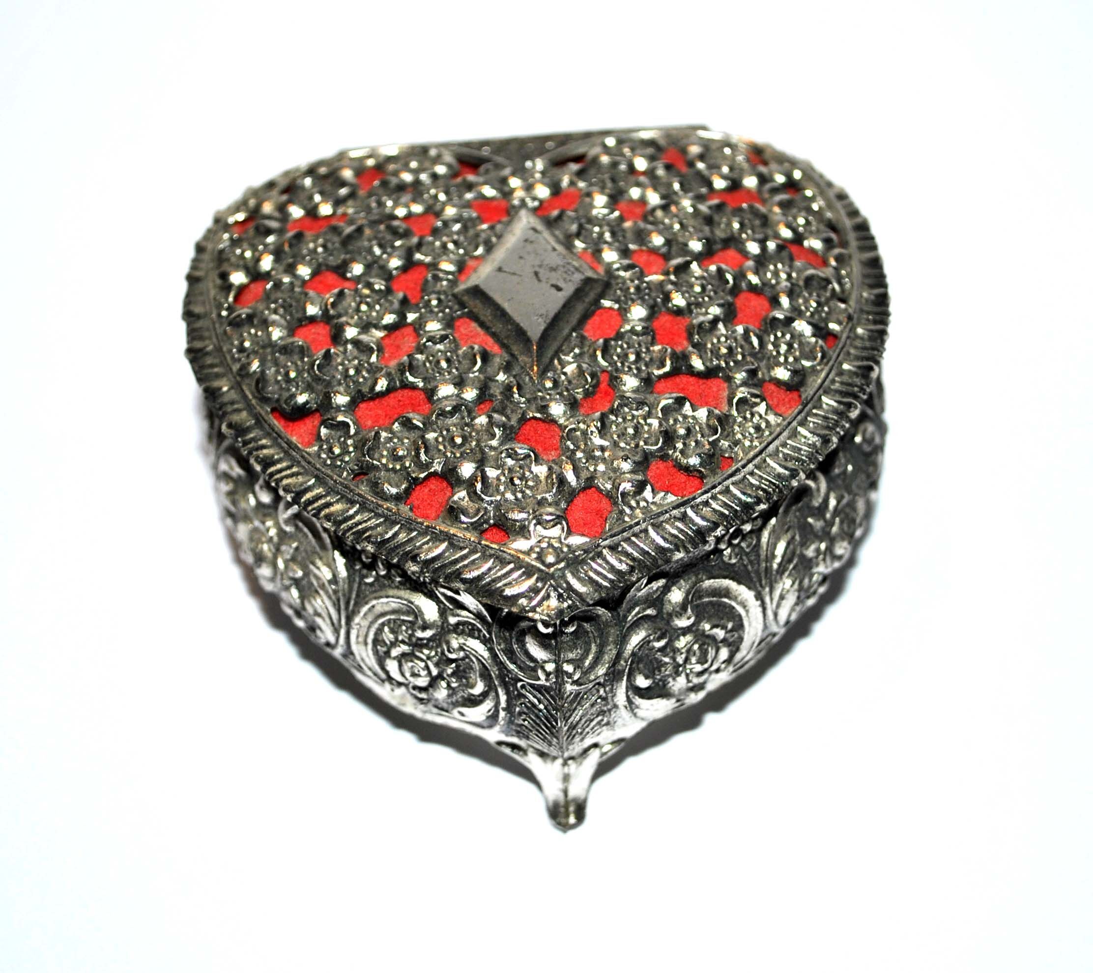 Vintage heart jewel box in silver metal and red felt box