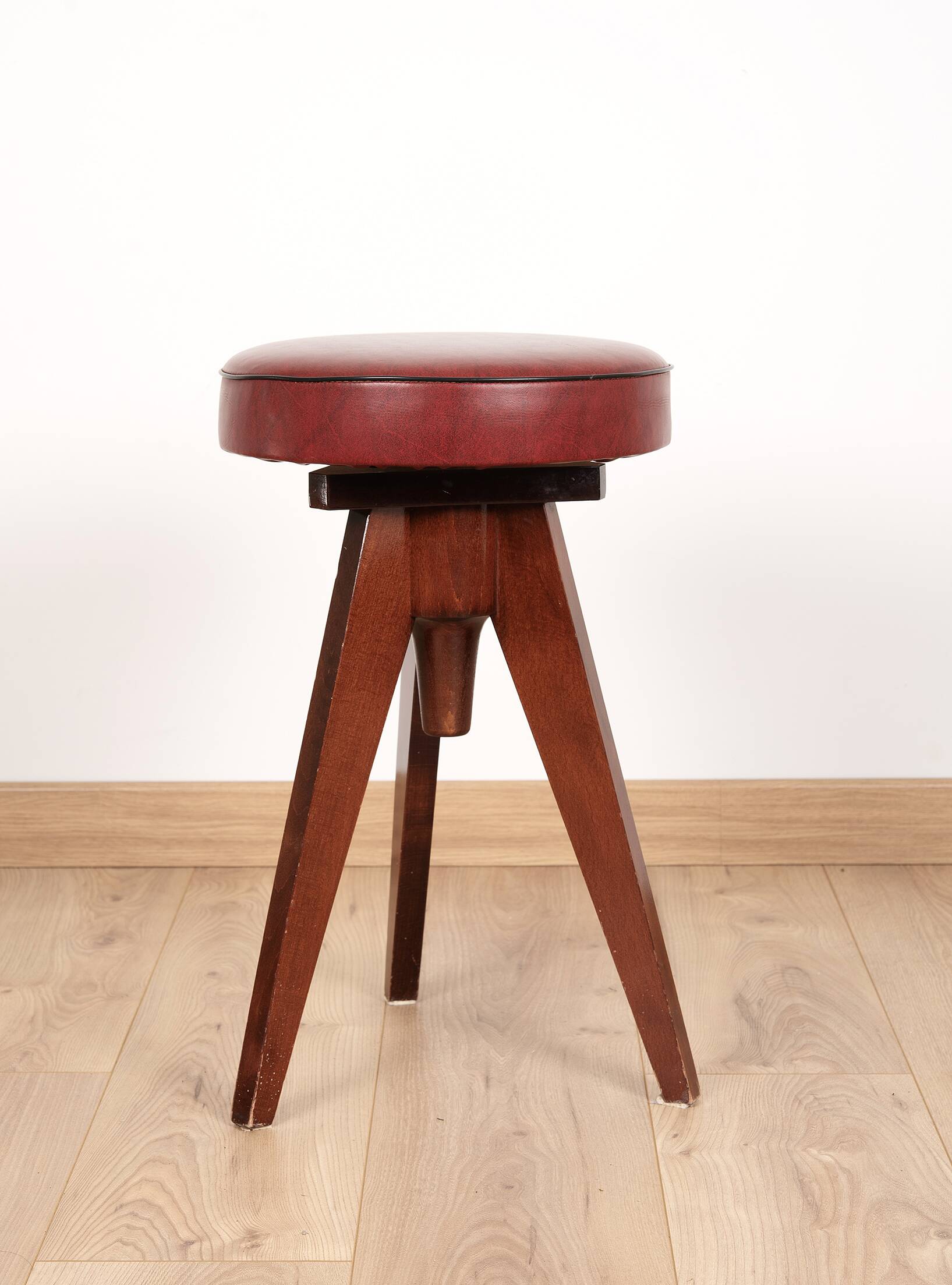 Adjustable piano stool. German design, Reiner Modell