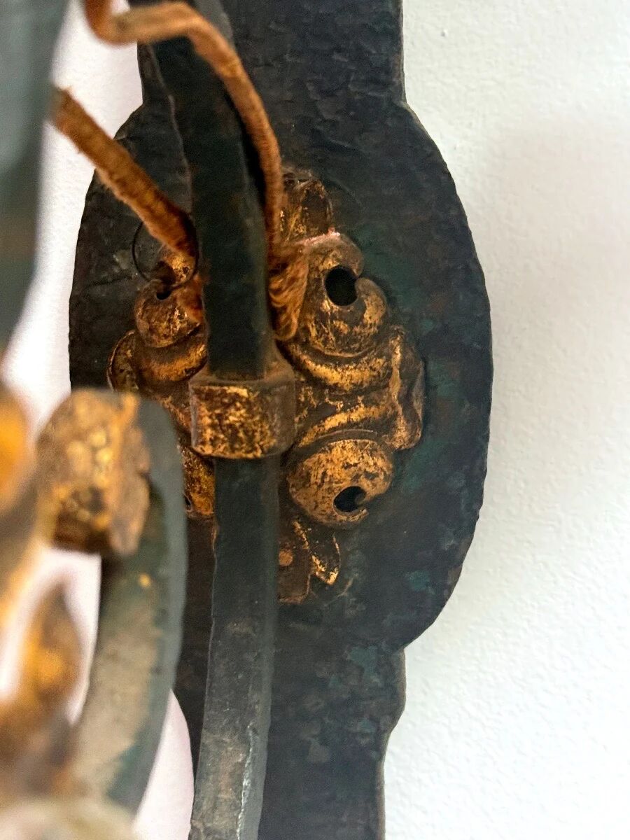 Maison Baguès, paire d'appliques en fer forgé et tôle dorée vers 1900