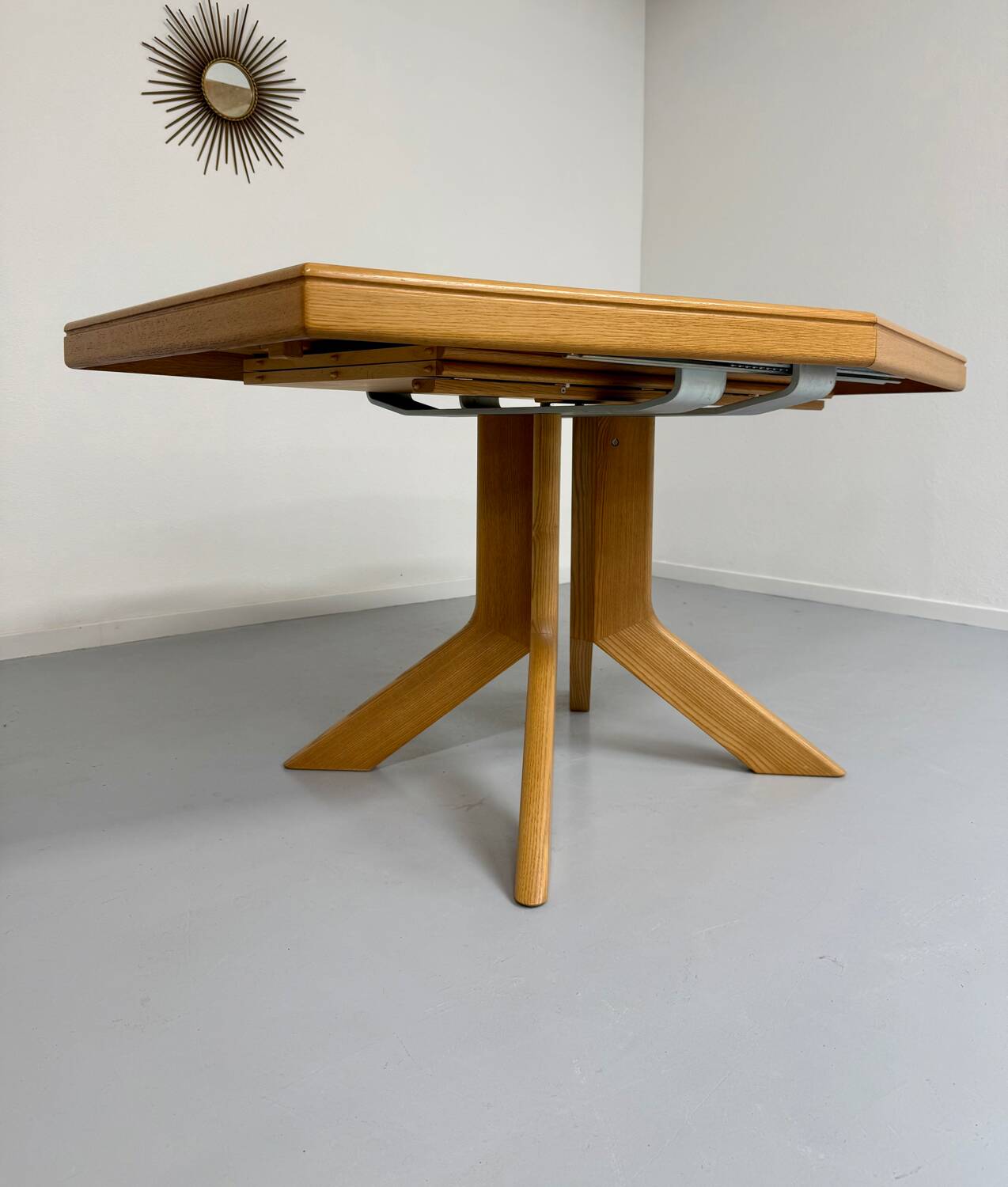 Ancienne table en bois massif octogonal a rallonge design Girsberger