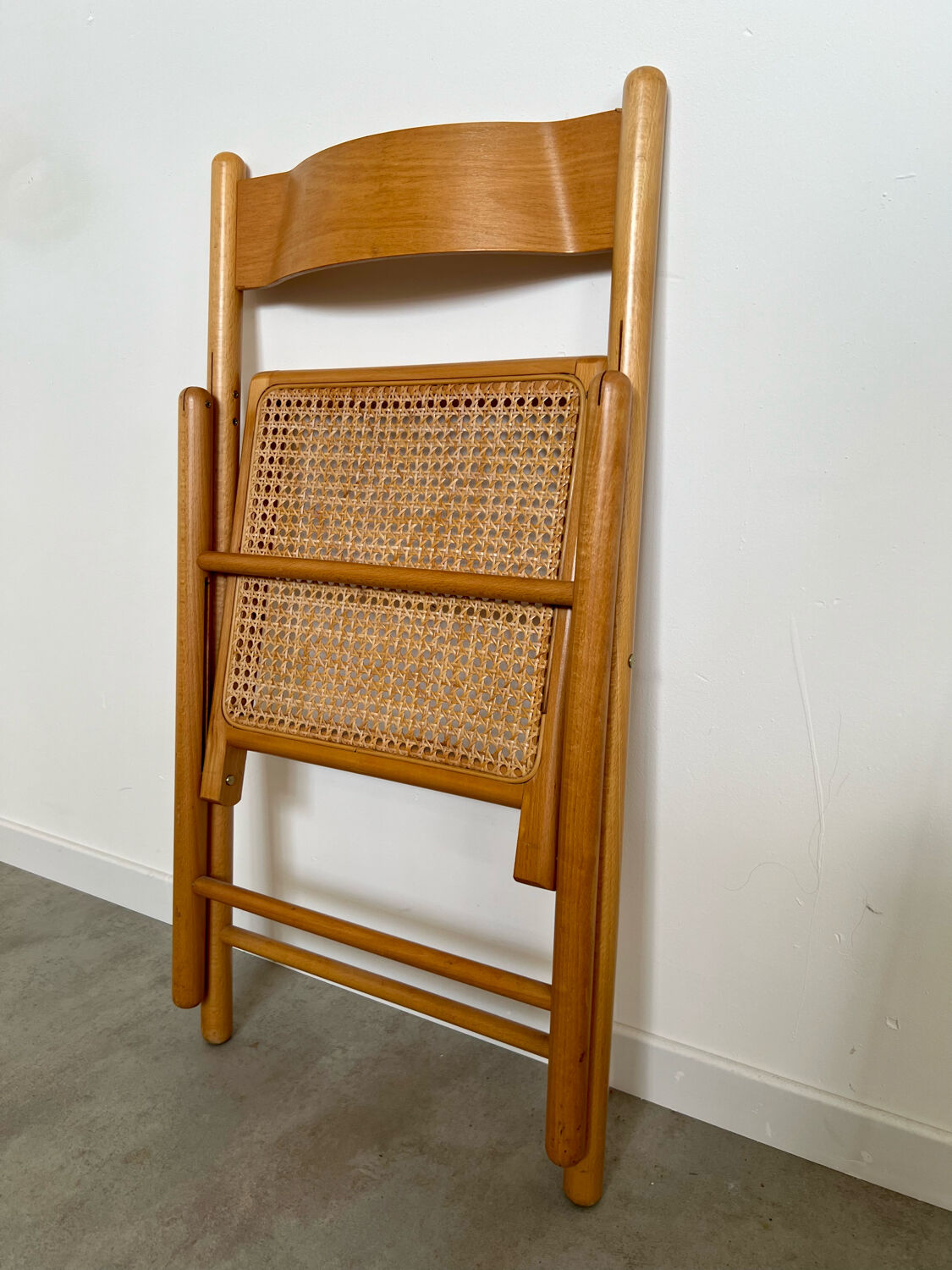 Lot 6 folding wooden chairs and vintage rattan canning year 60