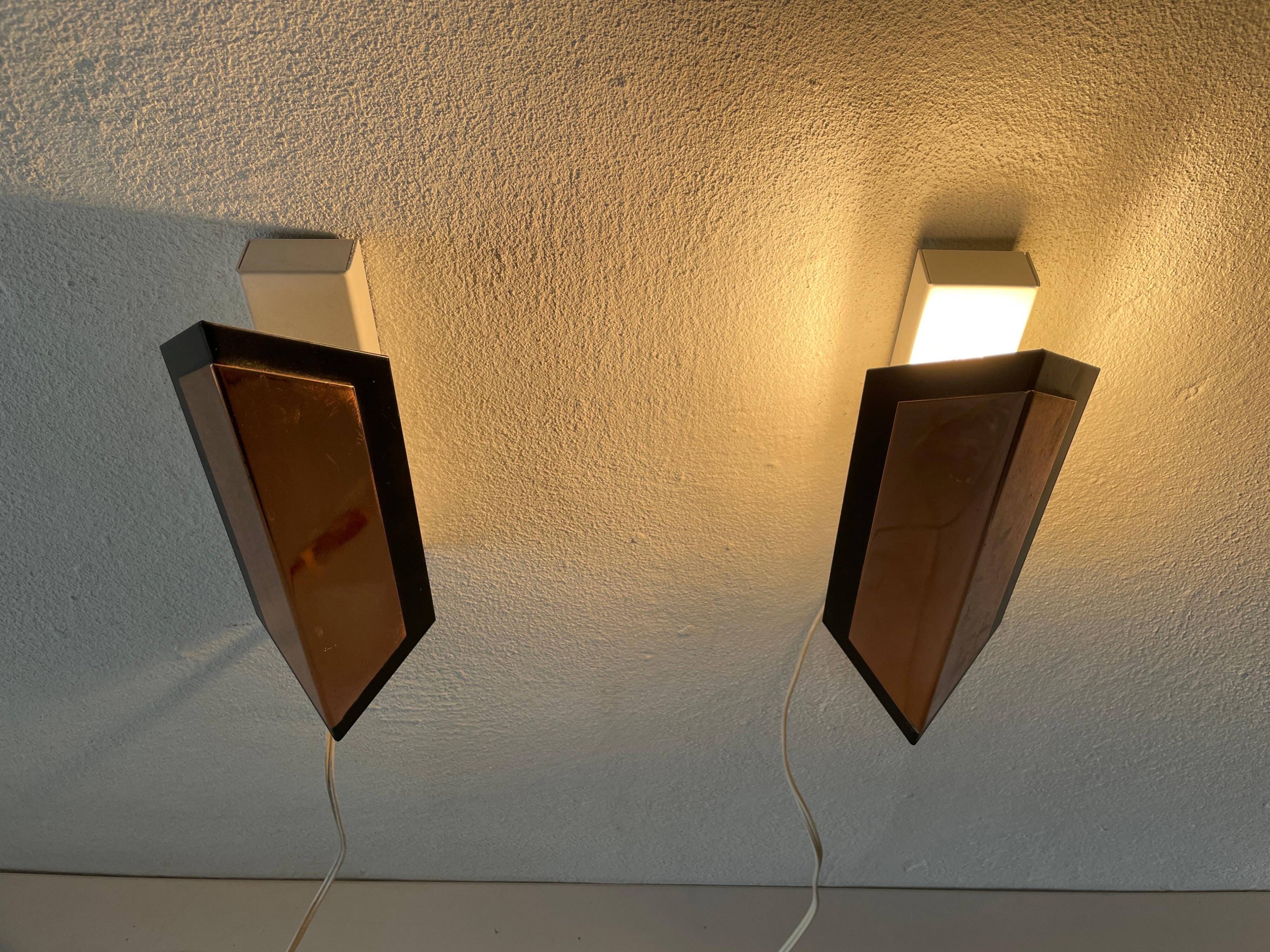 Pair of French wall lights with geometric design in copper, 1960, France.