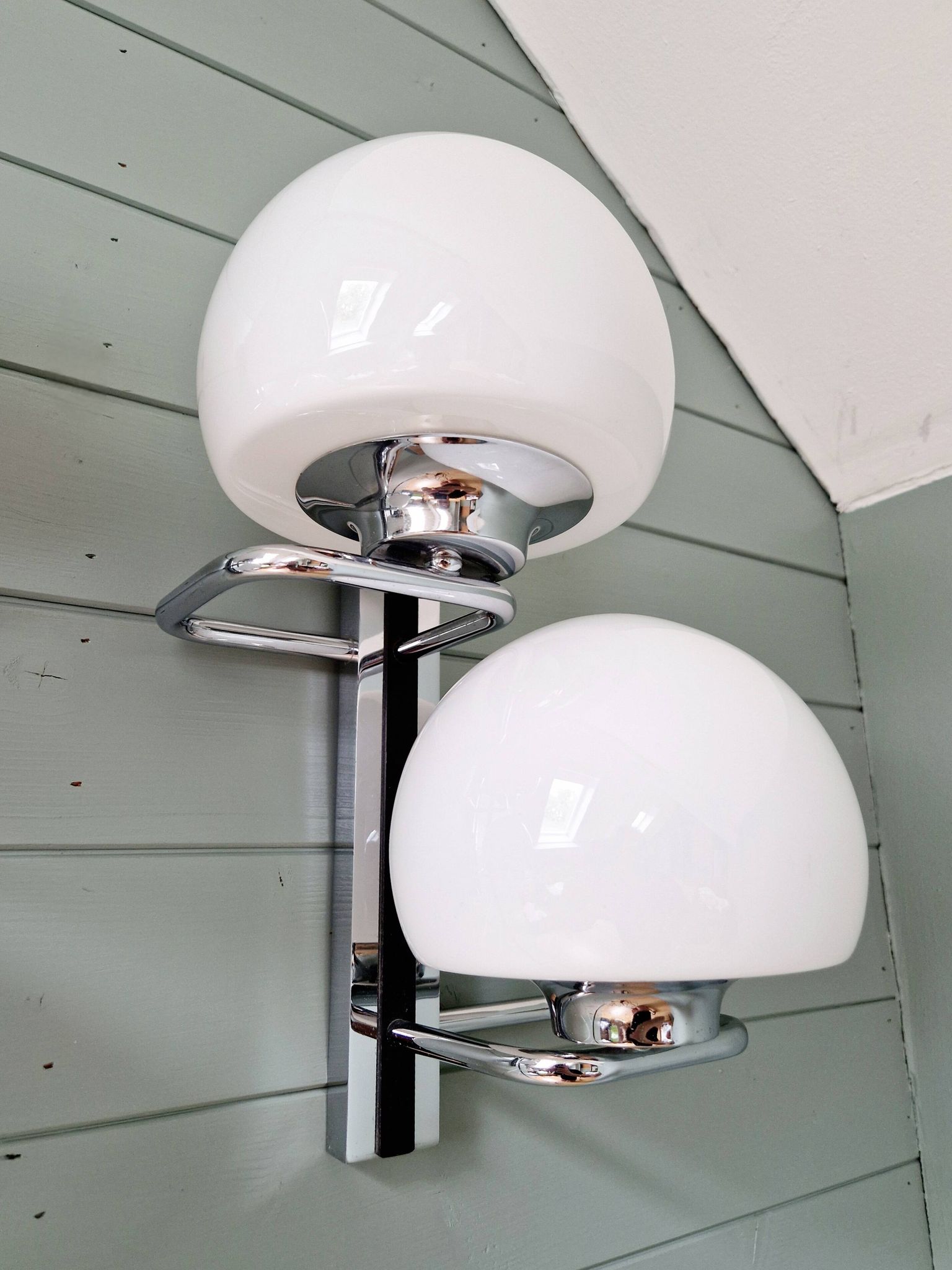 Pair of wall lights, G. Sciolari, in chrome metal and white opaline, 1970s