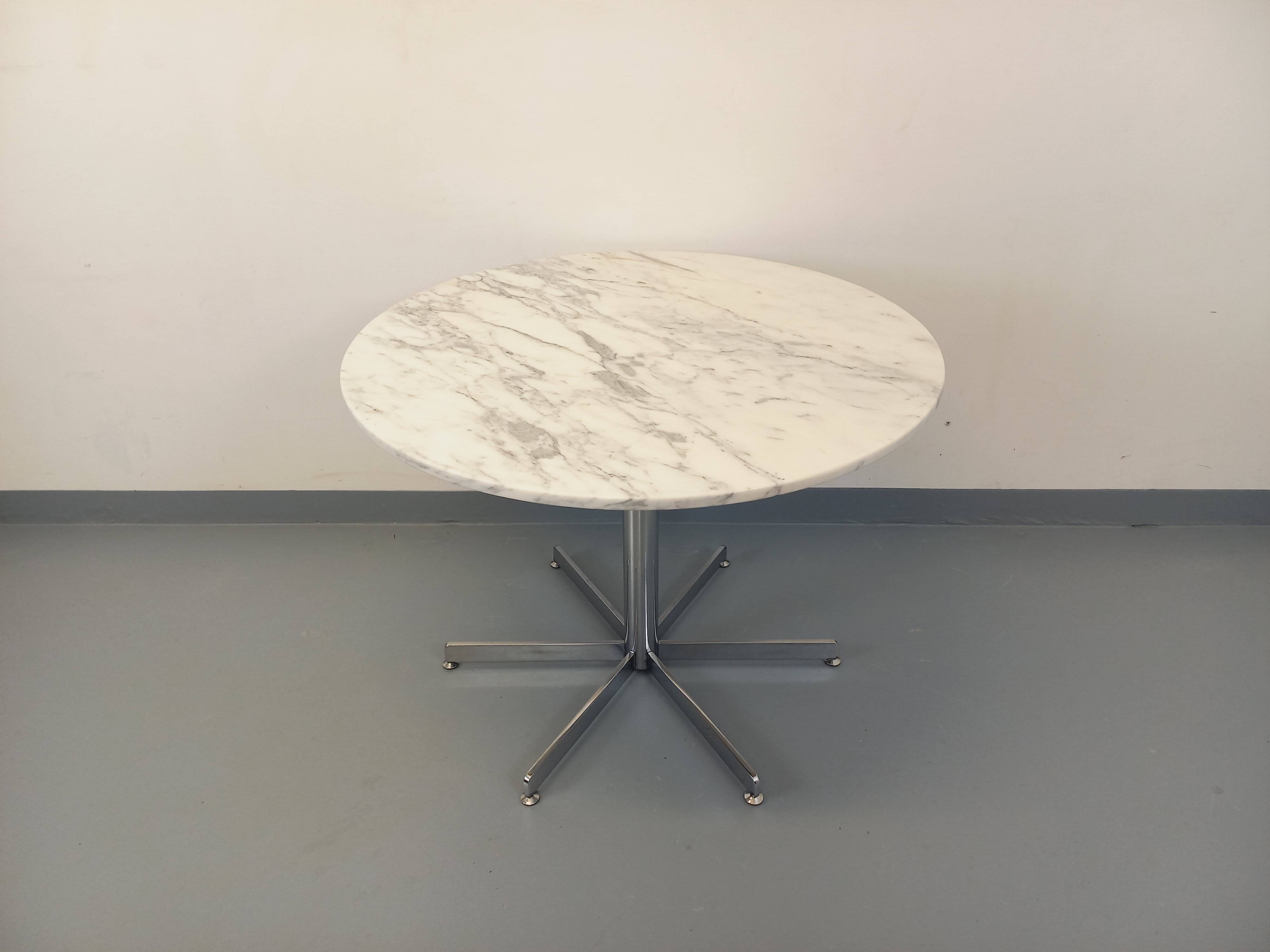 Vintage round dining table in white marble and chrome metal from the 1970s.