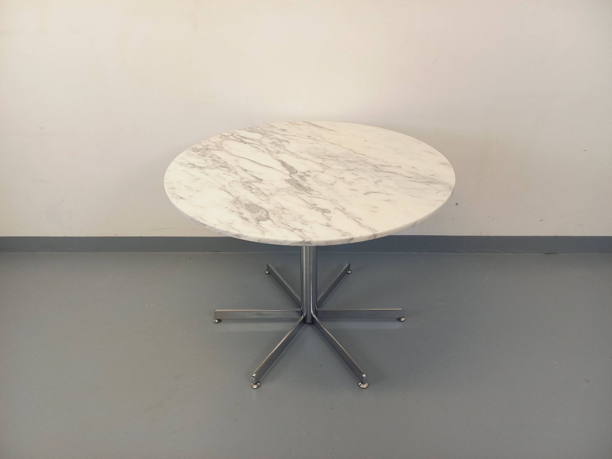 Vintage round dining table in white marble and chrome metal from the 1970s.