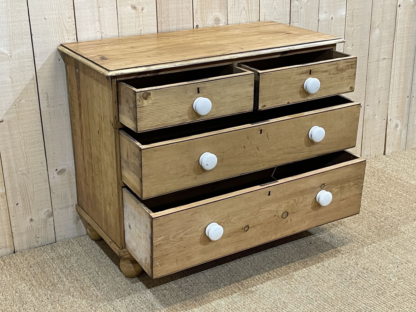 English dresser XIXth fir with its white porcelain buttons