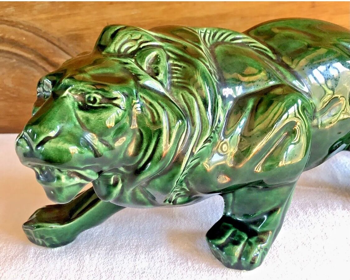 Art Deco lion statue 1930 cracked Saint Clement