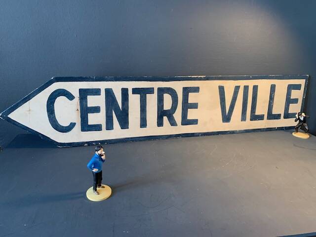 Panneau de signalisation vintage, en bois peint, centre ville.