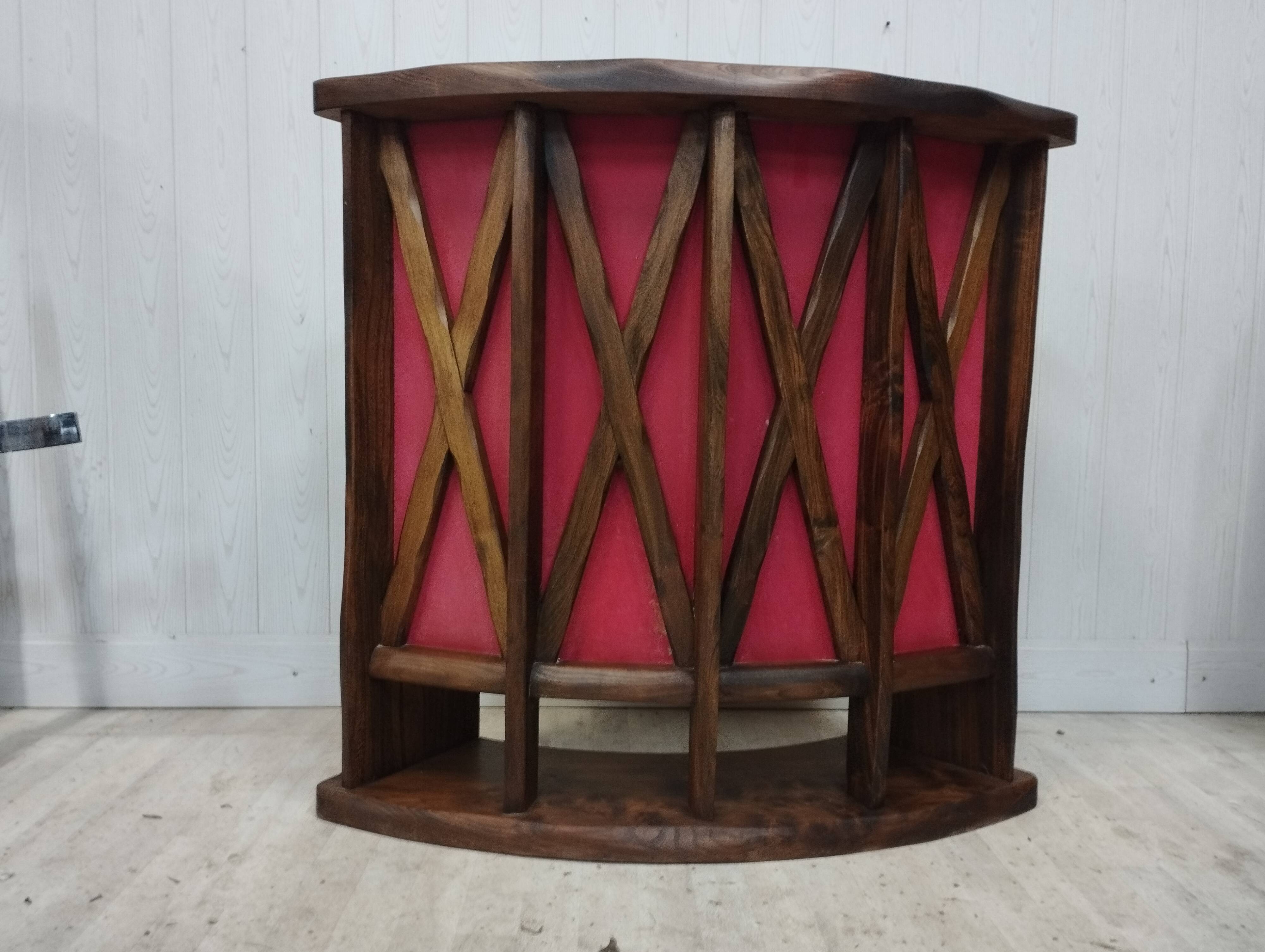 Brutalistic bar counter in solid elm