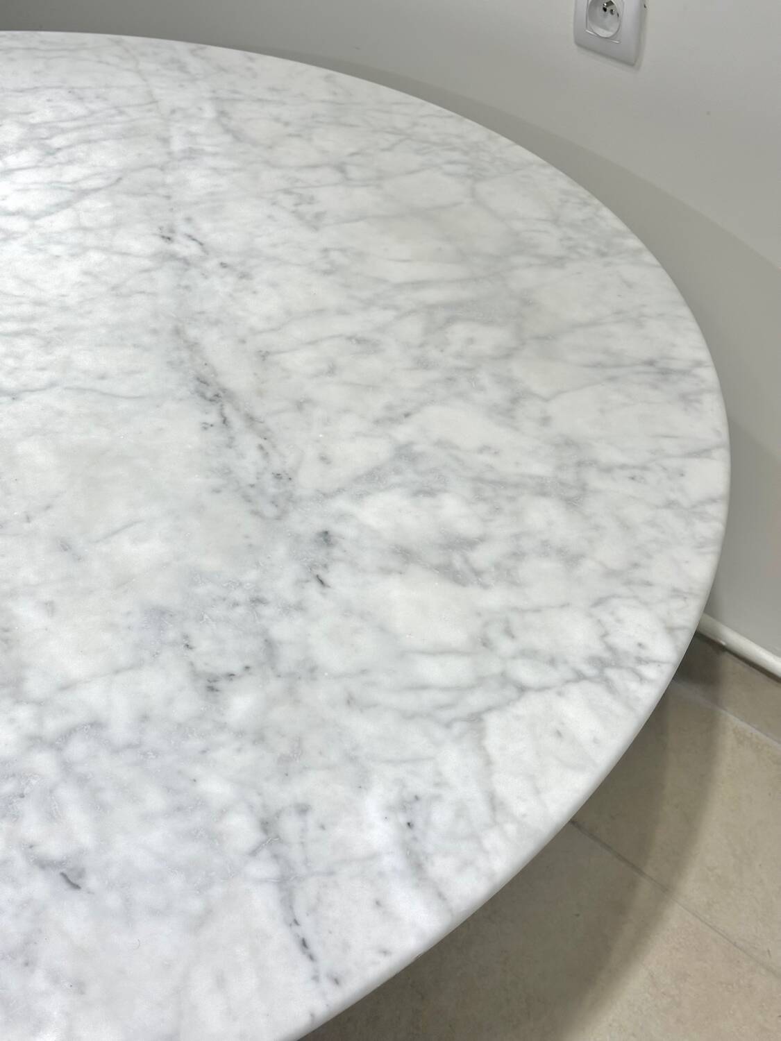 Knoll Tulip Table 137 cm in marble