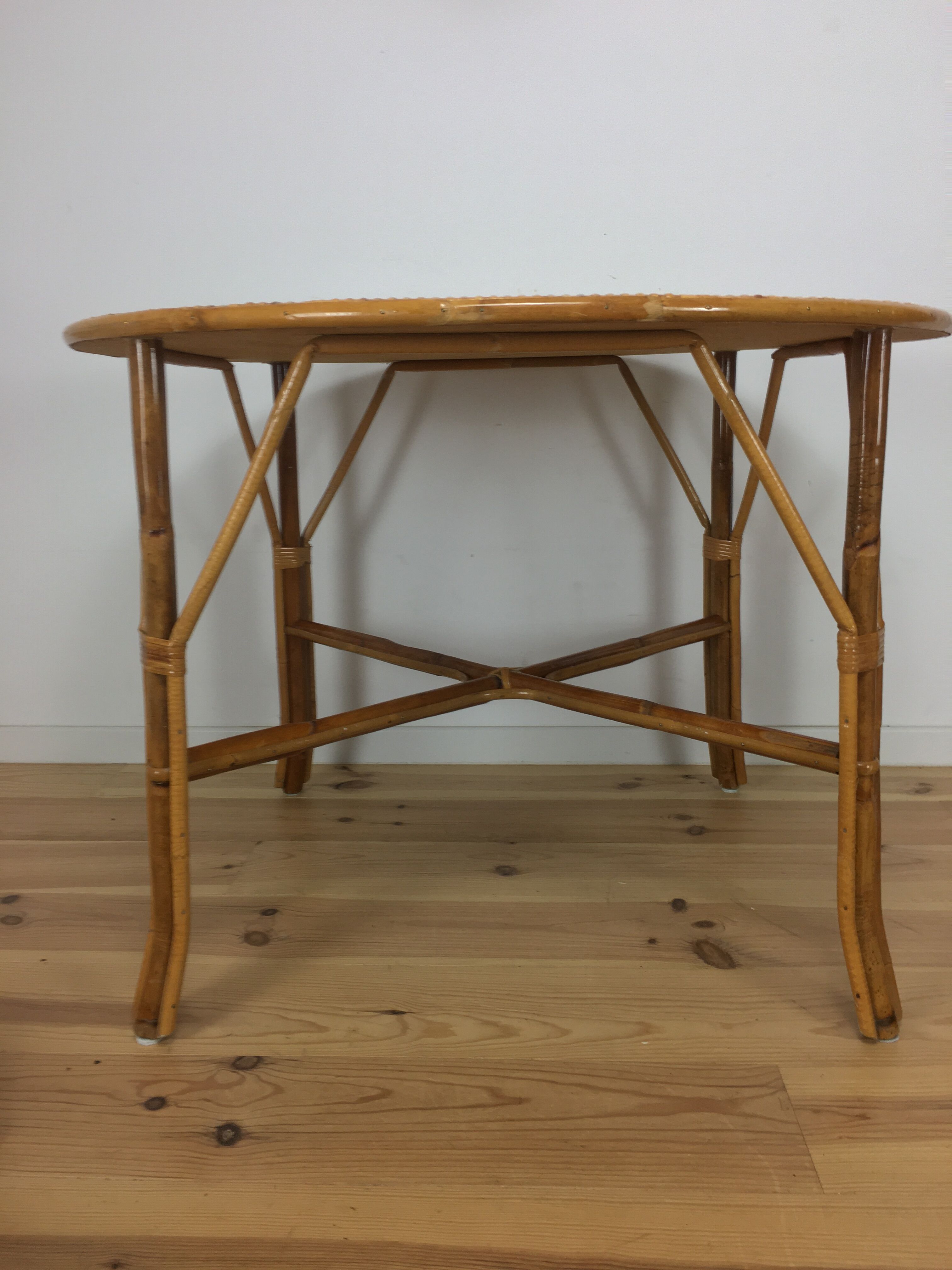 Round dining table 4 people rattan