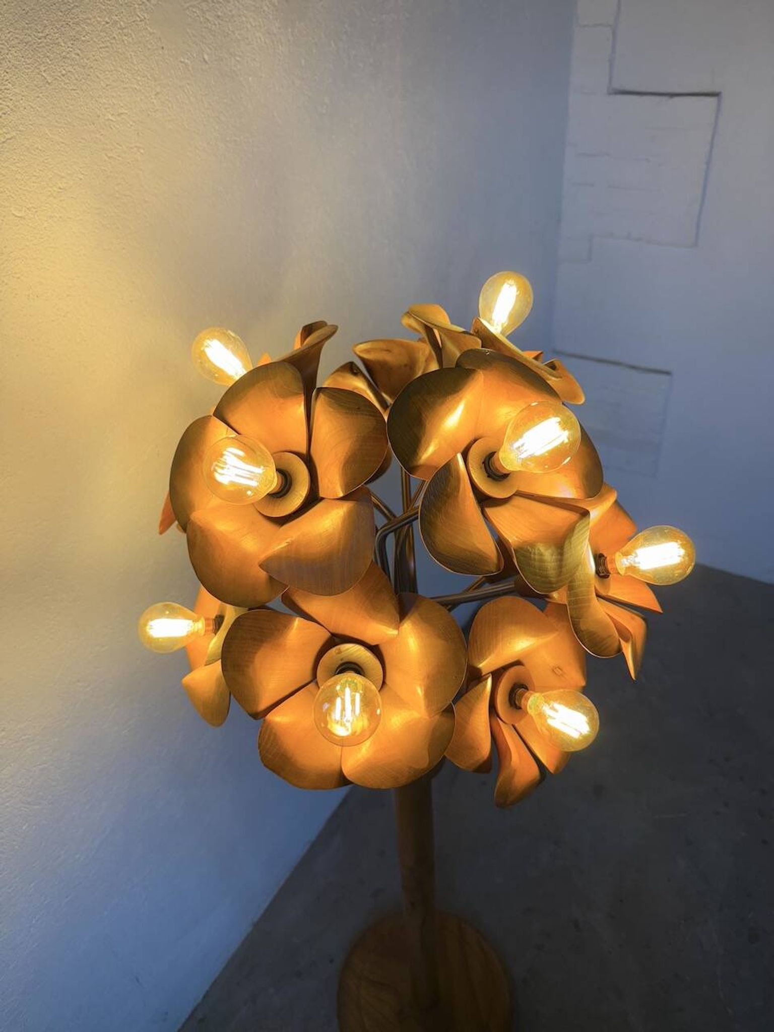 Lampadaire en orme motifs « fleurs », années 70